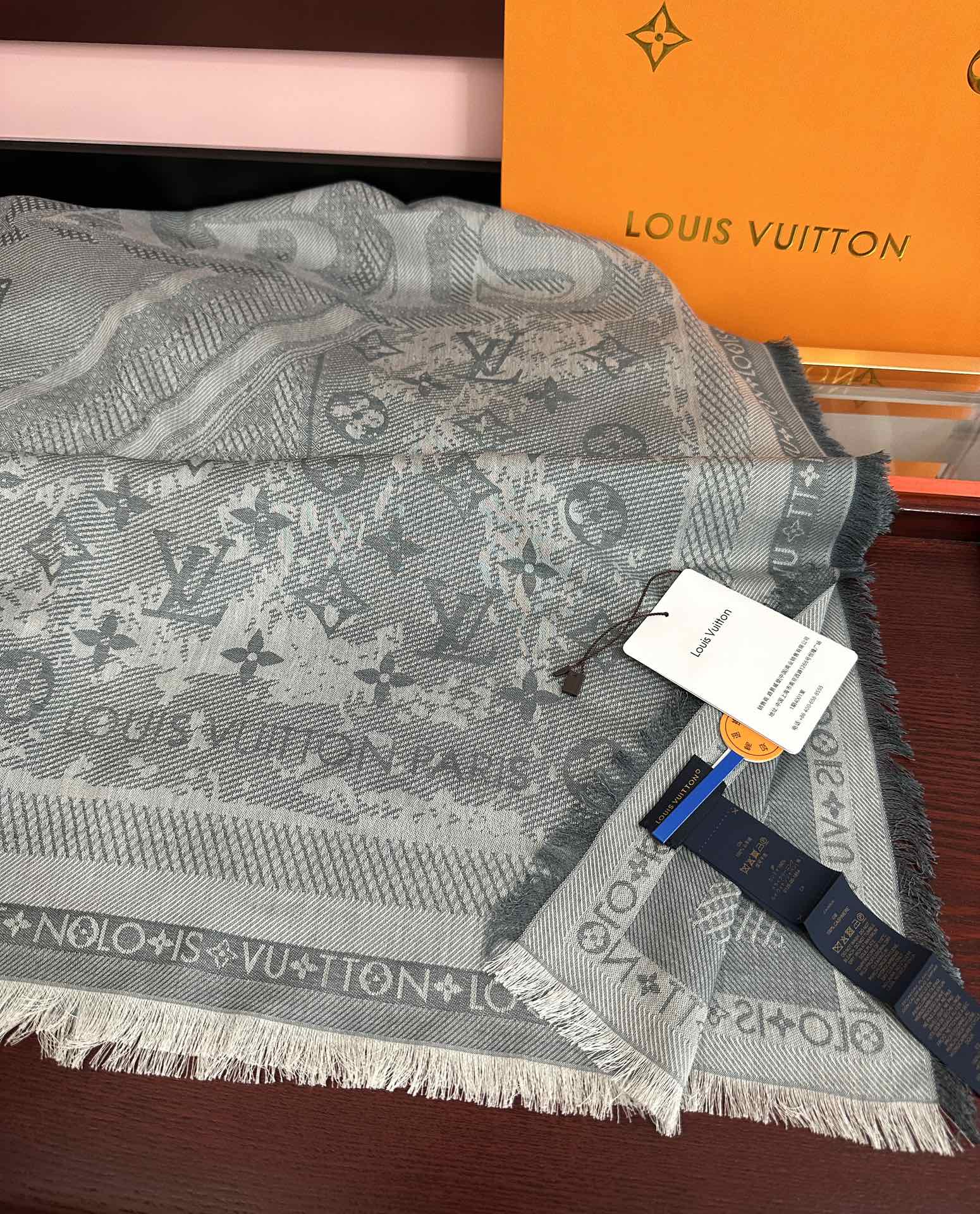 [庆祝]新款LV《复古海报》午夜蓝 午夜蓝底色赋予深沉优雅的质感展览中“午夜蓝调性。[得意] Malle