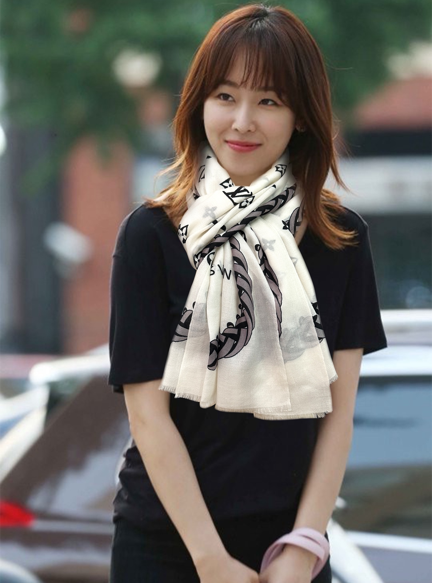 NO:619703,L v Home 2025 latest model I really like [Ring Velvet Long Scarf] is really beautiful in kind. The shawl is equipped with printing. No matter the design and printing, the details are in place. It can be seen that the whole scarf gives people aura and is very delicate at the same time. High-end VIP recommendation is definitely worth buying. Size 100xcm, material cashmere, 2-color high version scarf, high version scarf, ring, shawls19860909L v家 2025最新款真心赞【戒指绒长巾】实物真心美 披肩配以印花无论设计喷绘都是非常到位细节都可见整个围巾给人气场的同时又非常精致高端VIP推荐绝对值得入手尺寸100xcm,材质羊绒,2色高版本围巾,高版本围巾,ring,shawls,scarf