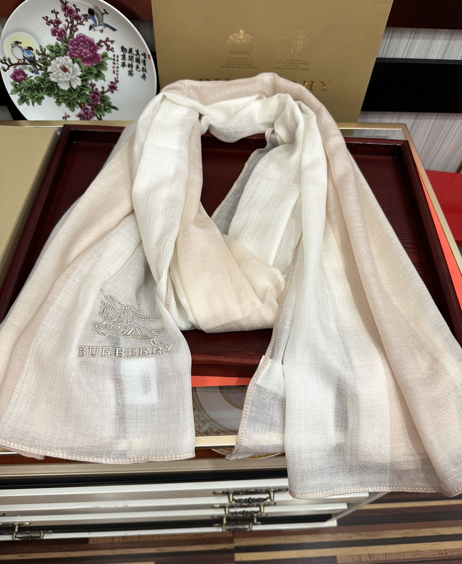 上新。2010 巴宝莉👍采用内蒙古山羊绒，重磅推荐🎀太美了👓火爆，人人都喜欢💕时潮人都有好几条巴家围巾放