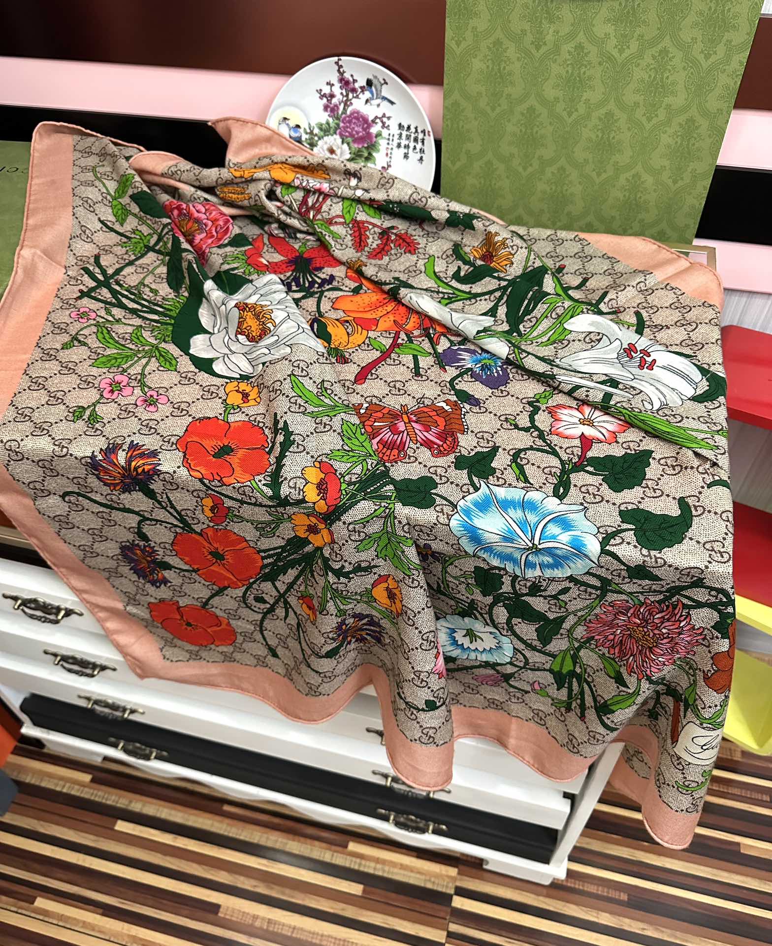 爆款。古奇 【GG图案花朵双面同色】永远流行[礼物]~新一季的面料超高级，真心超级柔软，丝丝顺滑[太阳]