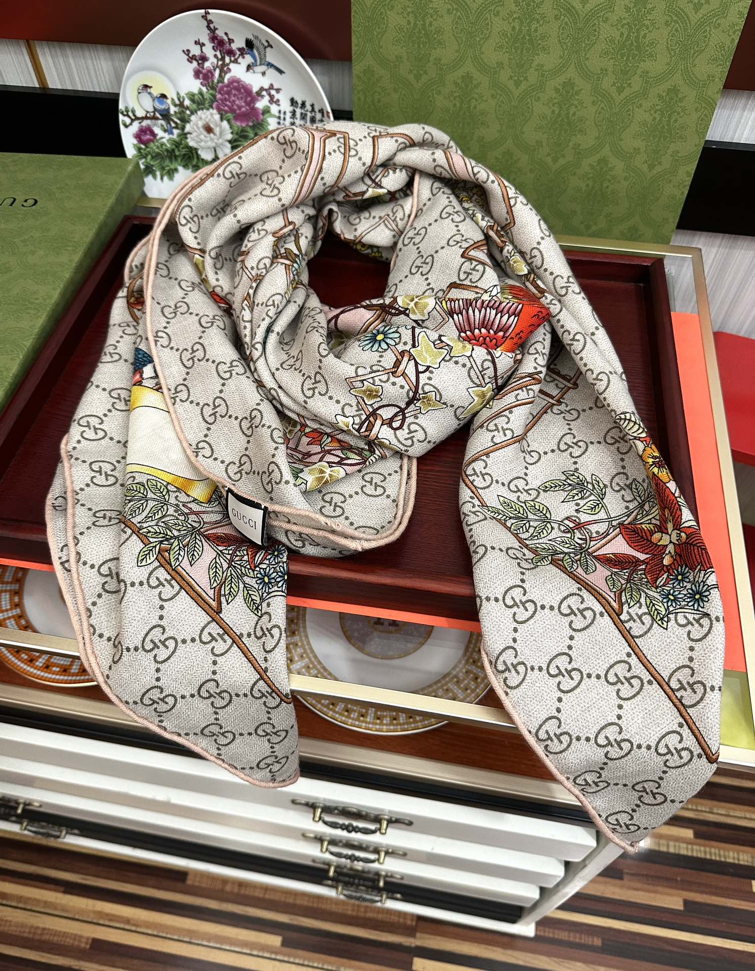 爆款。古奇 【GG图案双面同色】永远流行[礼物]~新一季的面料超高级，真心超级柔软，丝丝顺滑[太阳]韧性