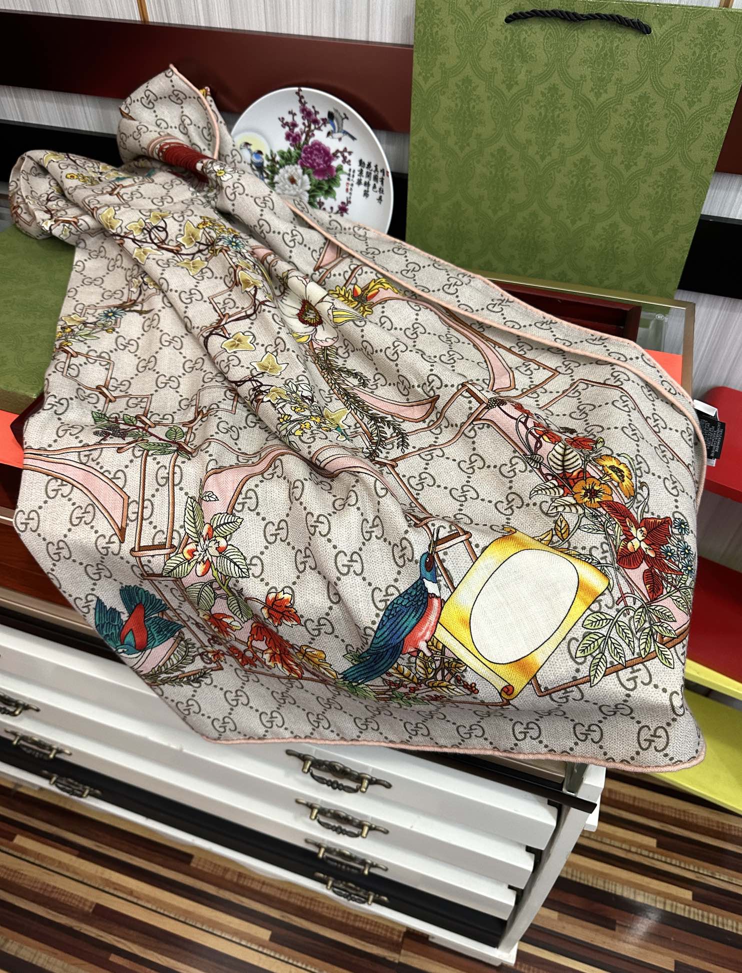 爆款。古奇 【GG图案双面同色】永远流行[礼物]~新一季的面料超高级，真心超级柔软，丝丝顺滑[太阳]韧性