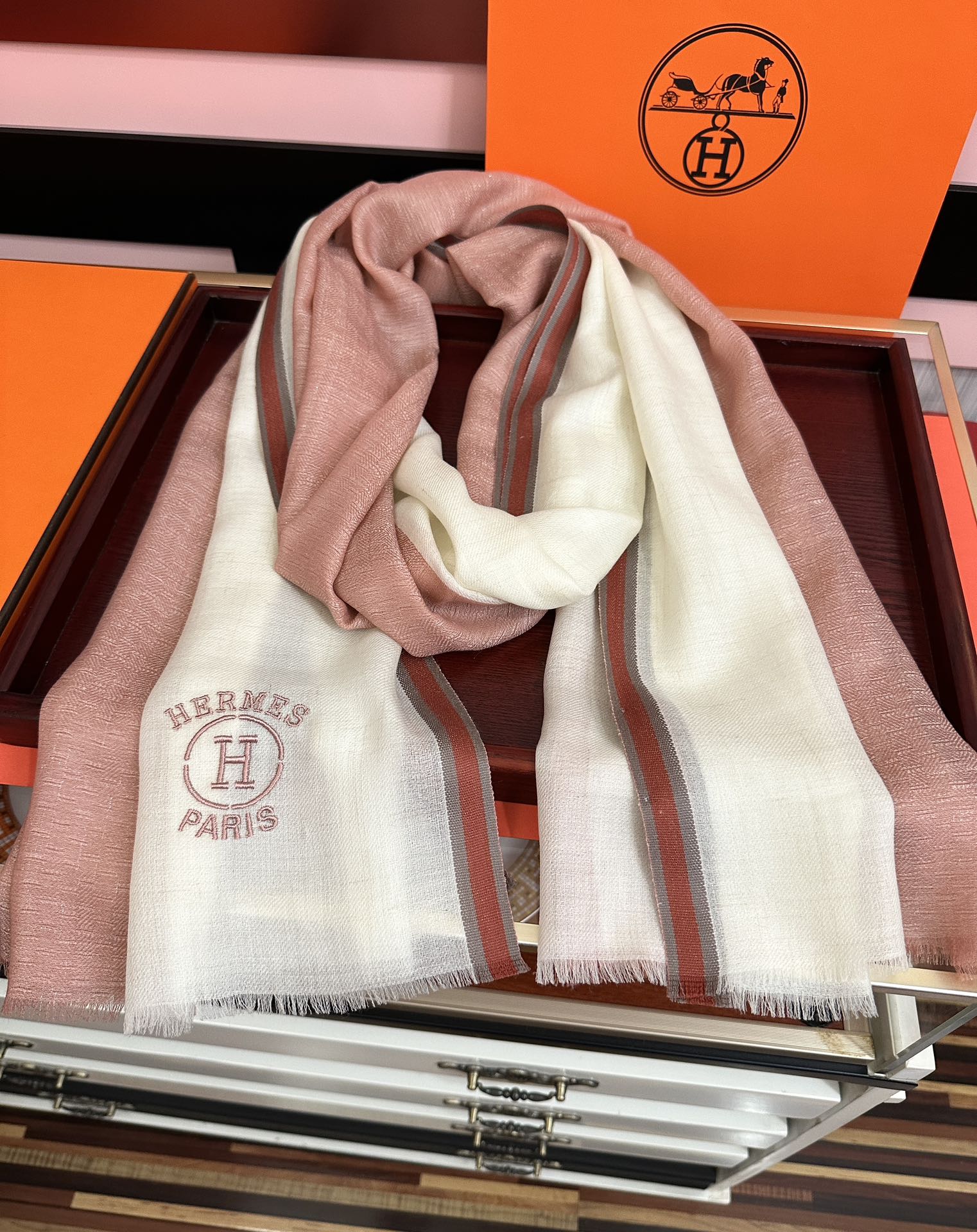 新款。2010爱马士🧣太美了[庆祝]万众瞩目经典版到货🎆最优质的年轻设计师推出的最新概念👓搭配调色纱染再