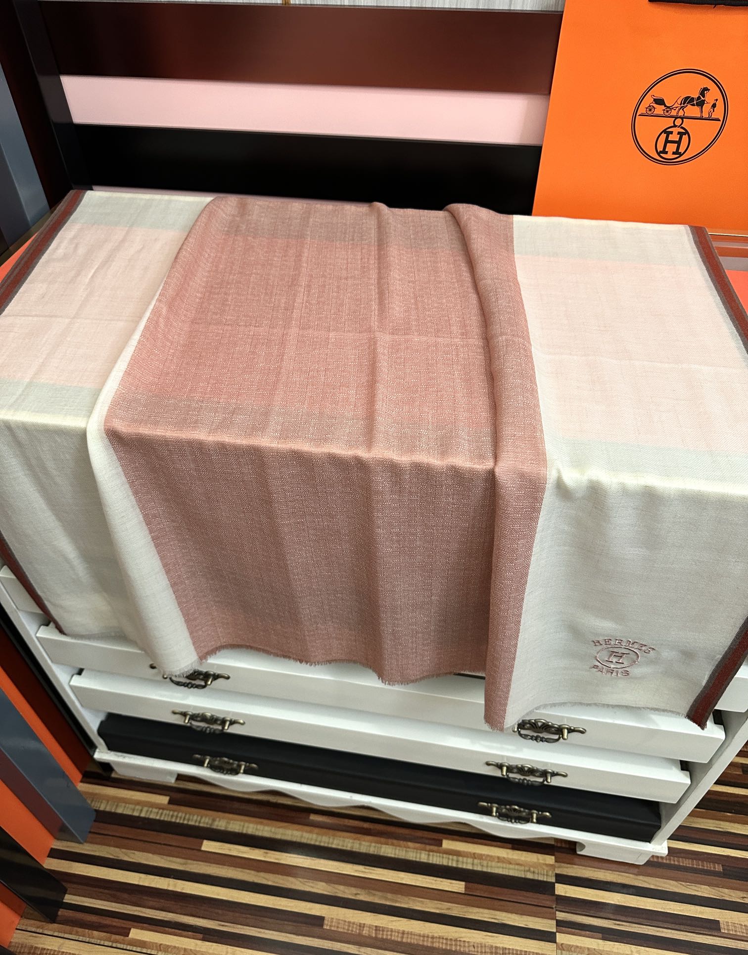 新款。2010爱马士🧣太美了[庆祝]万众瞩目经典版到货🎆最优质的年轻设计师推出的最新概念👓搭配调色纱染再