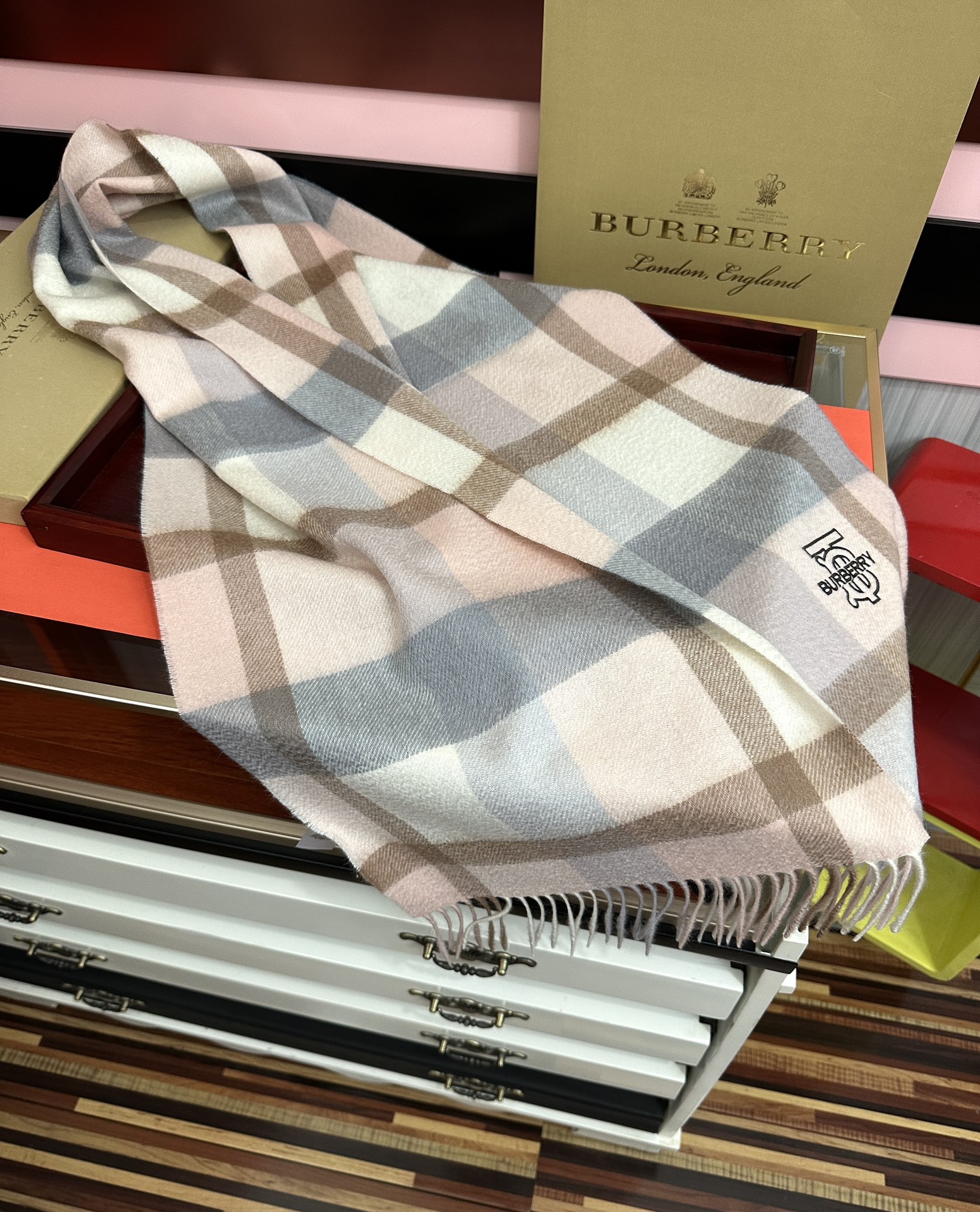 。85%山羊绒 2025 巴宝莉采用内蒙古顶级山羊绒，最新款男女通用情侣款👫重磅推荐💥 经典的格子，永不