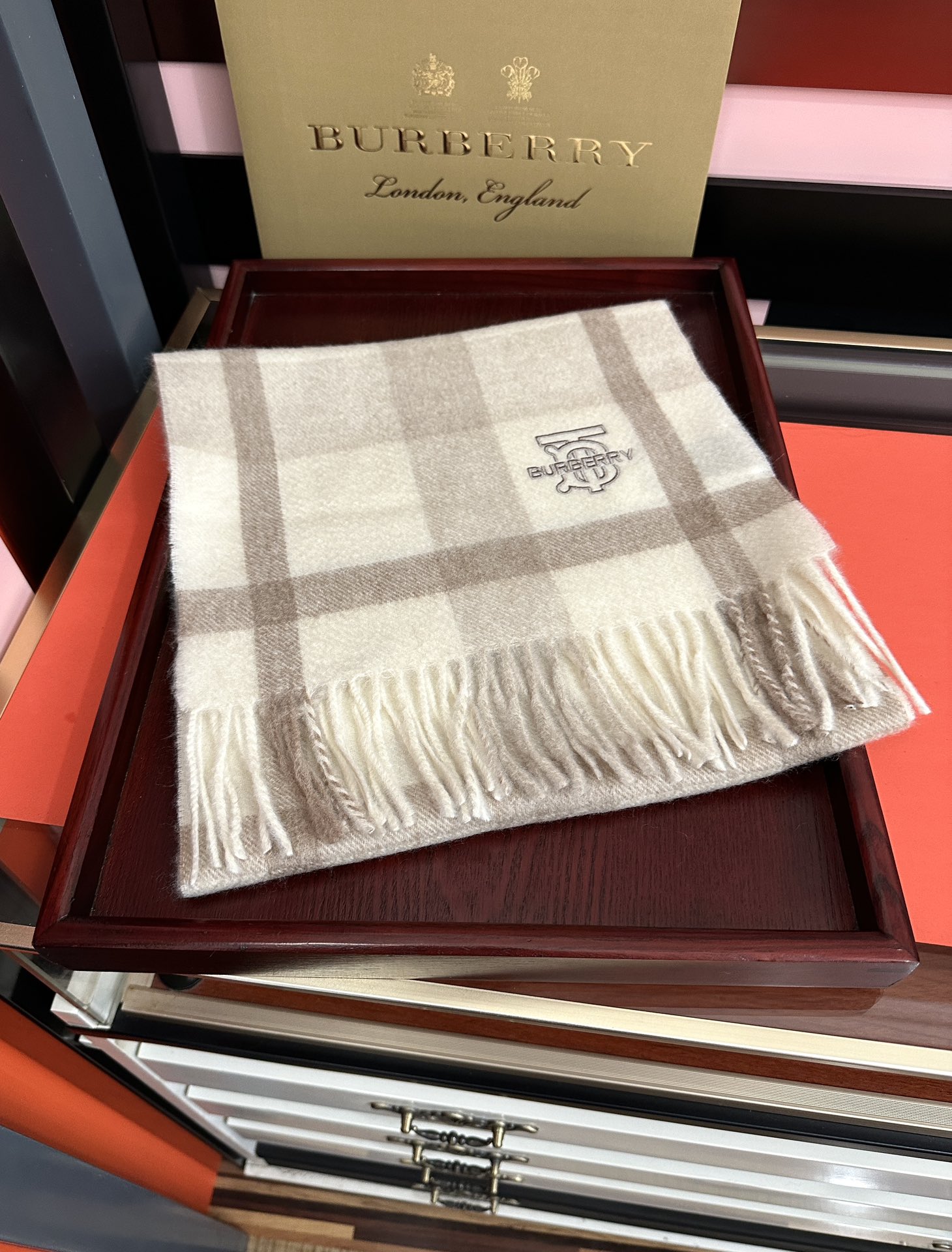 。85%山羊绒 2025 巴宝莉采用内蒙古顶级山羊绒，最新款男女通用情侣款👫重磅推荐💥 经典的格子，永不