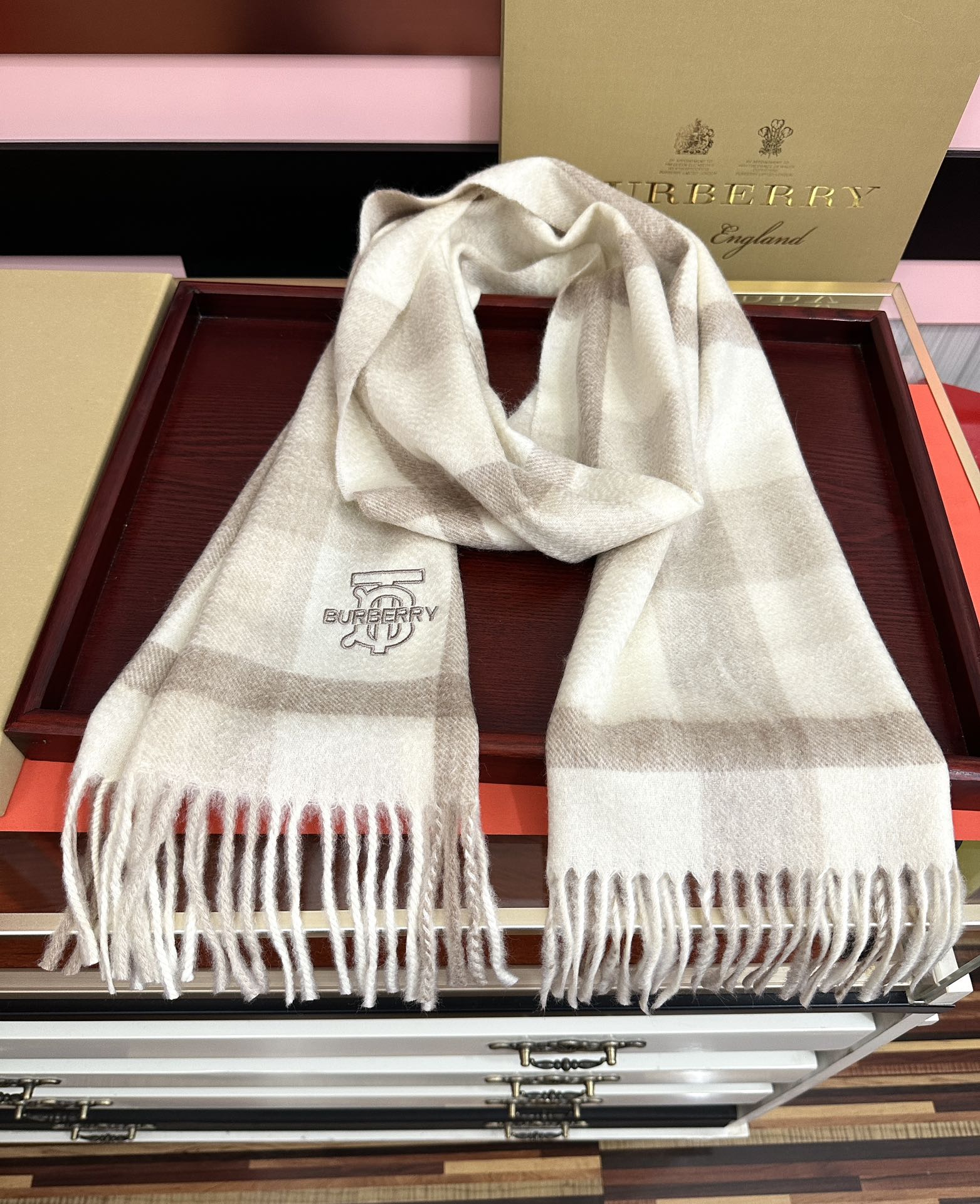 。85%山羊绒 2025 巴宝莉采用内蒙古顶级山羊绒，最新款男女通用情侣款👫重磅推荐💥 经典的格子，永不