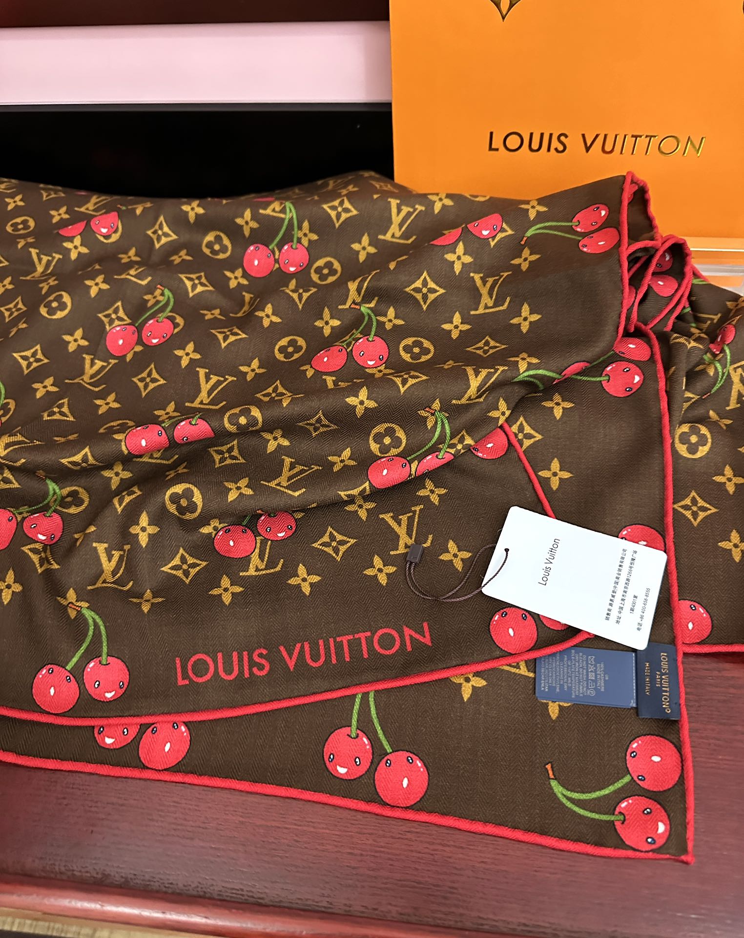 新款❤️LV 2025双面同色【樱桃🍒围巾】经典优雅[礼物]~气质到骨子里[色]新一季的面料超高级，真心