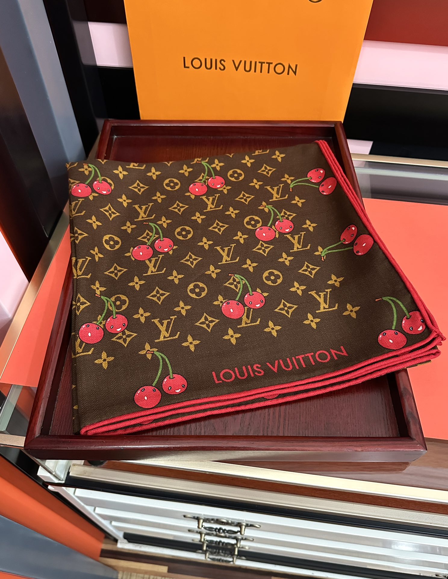 新款❤️LV 2025双面同色【樱桃🍒围巾】经典优雅[礼物]~气质到骨子里[色]新一季的面料超高级，真心