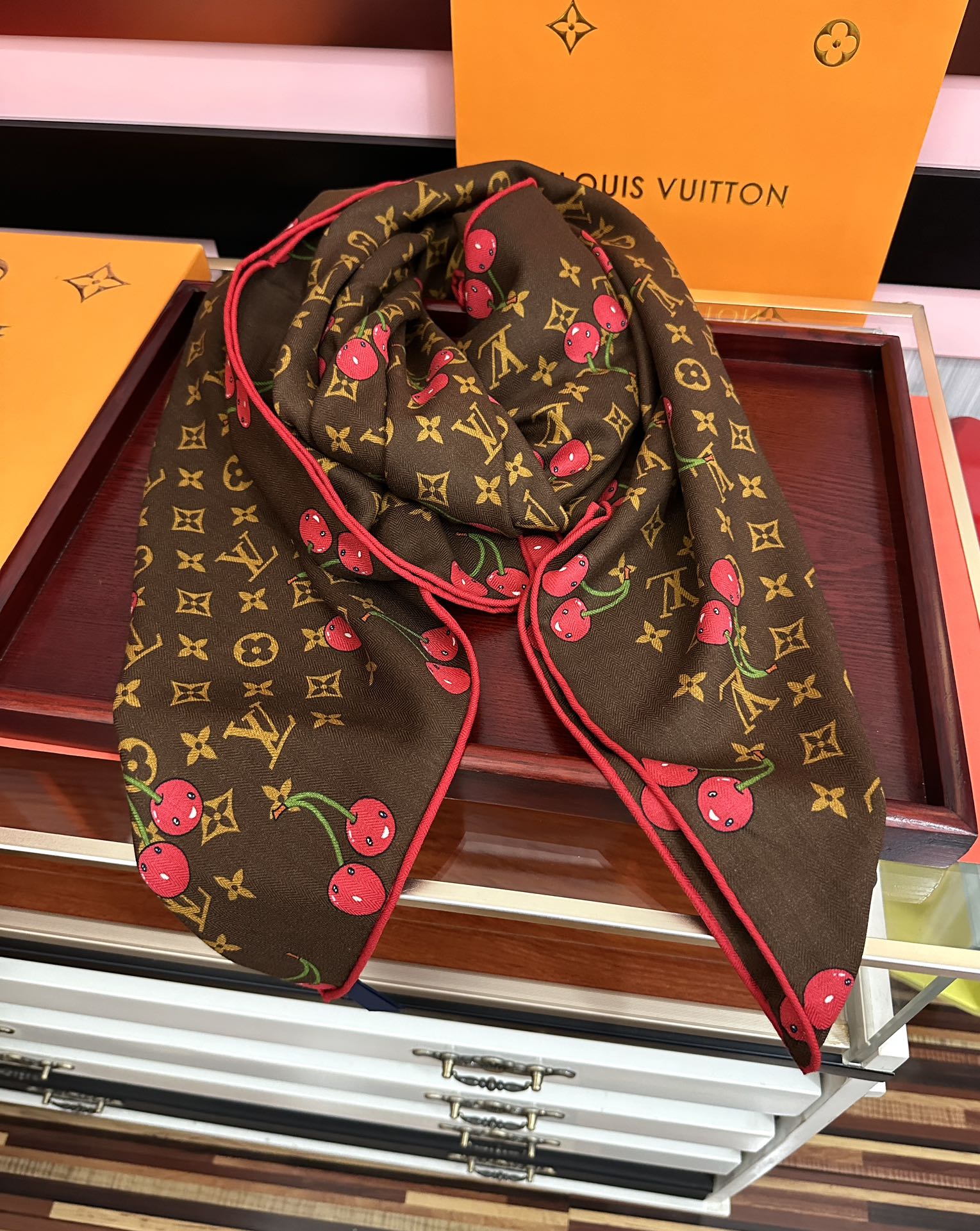 新款❤️LV 2025双面同色【樱桃🍒围巾】经典优雅[礼物]~气质到骨子里[色]新一季的面料超高级，真心