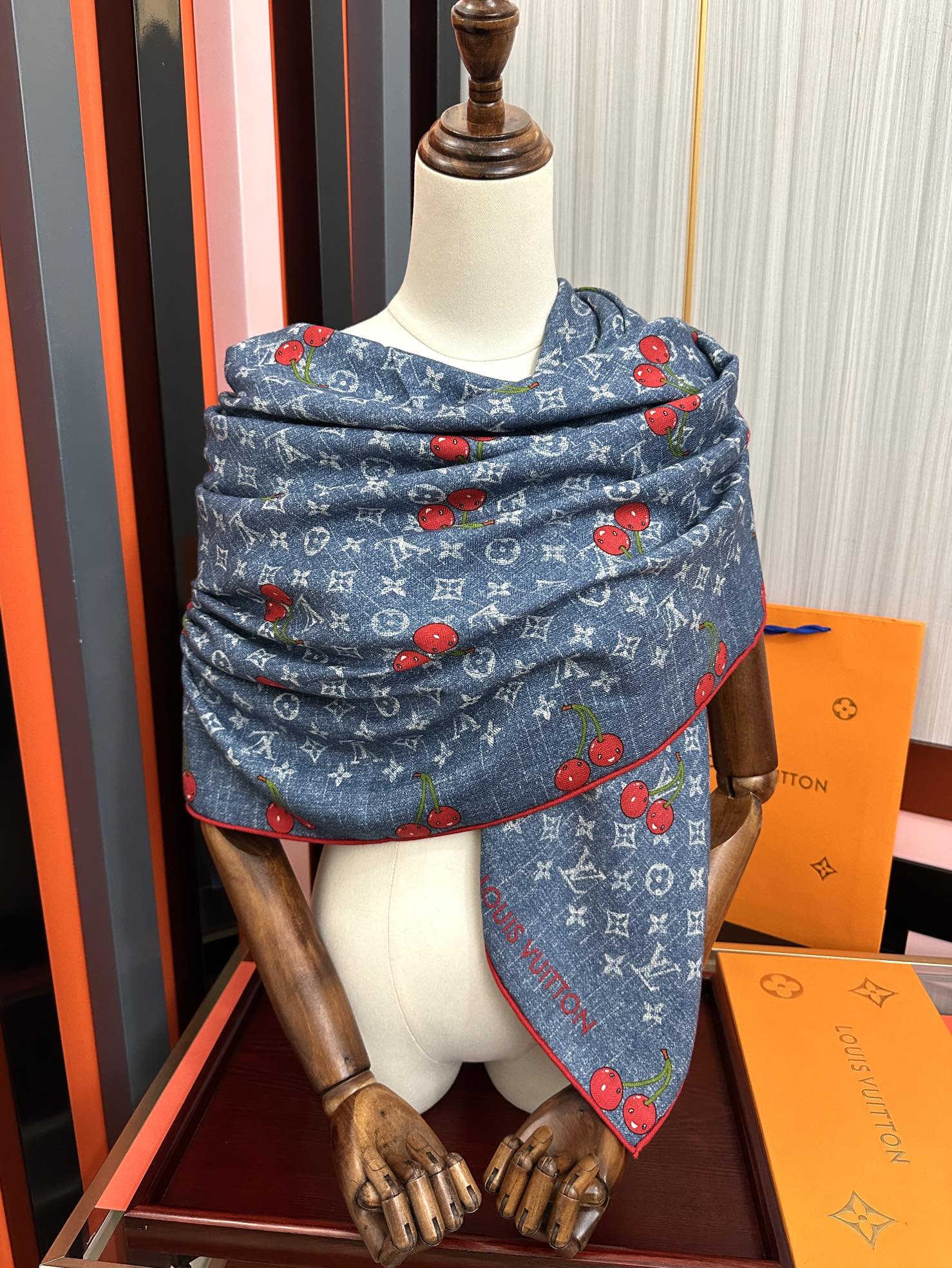 新款❤️LV 2025双面同色【樱桃🍒围巾】经典优雅[礼物]~气质到骨子里[色]新一季的面料超高级，真心