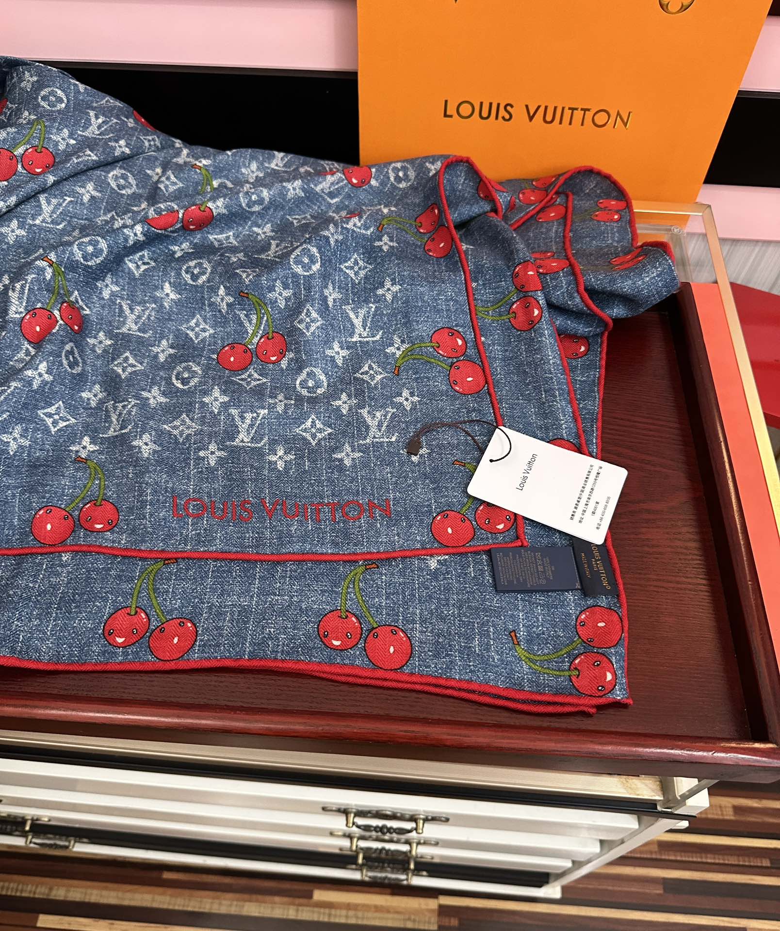新款❤️LV 2025双面同色【樱桃🍒围巾】经典优雅[礼物]~气质到骨子里[色]新一季的面料超高级，真心