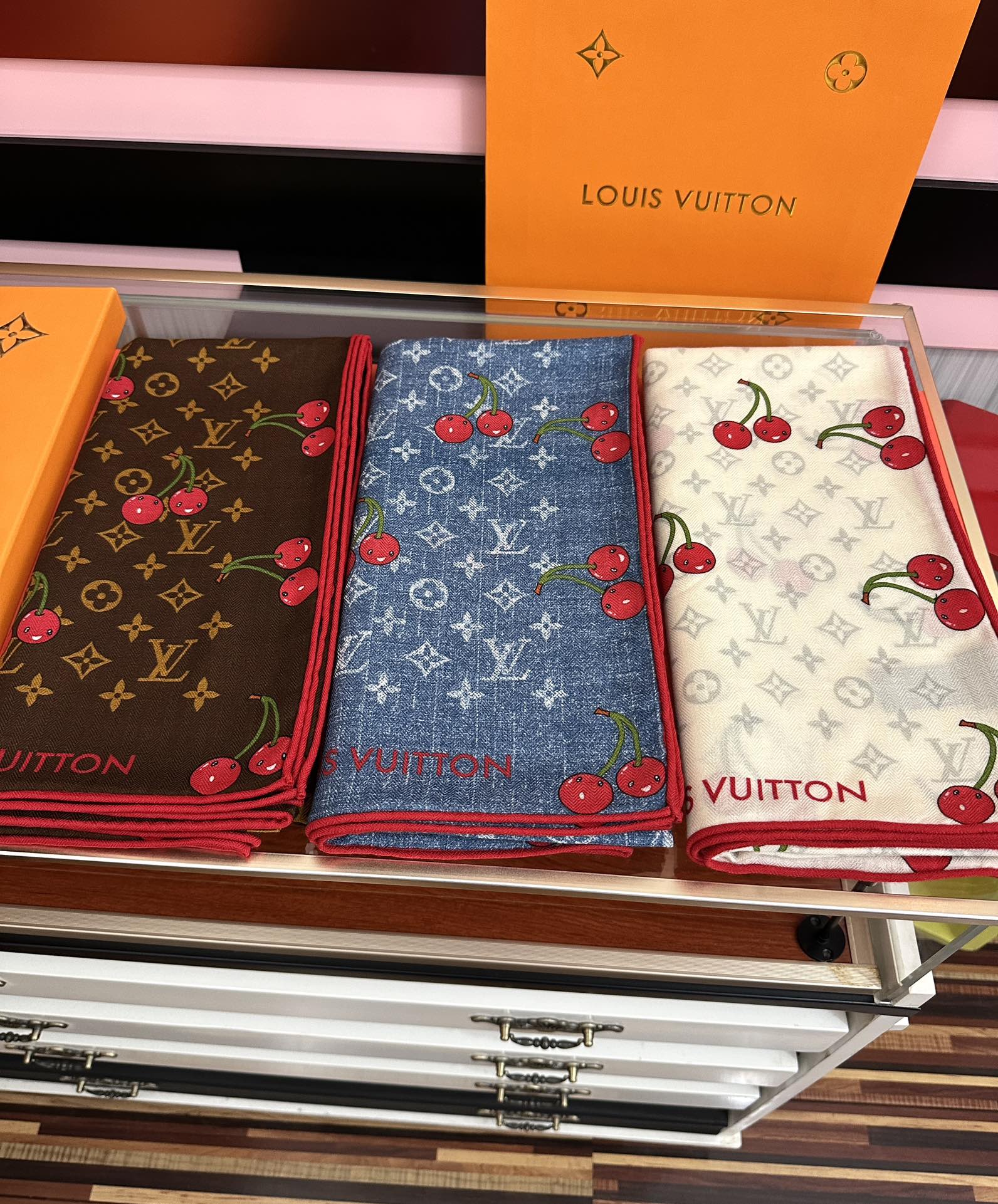 新款❤️LV 2025双面同色【樱桃🍒围巾】经典优雅[礼物]~气质到骨子里[色]新一季的面料超高级，真心