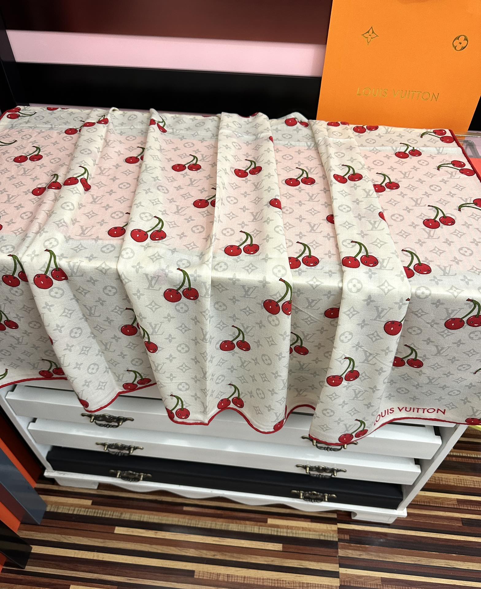 新款❤️LV 2025双面同色【樱桃🍒围巾】经典优雅[礼物]~气质到骨子里[色]新一季的面料超高级，真心