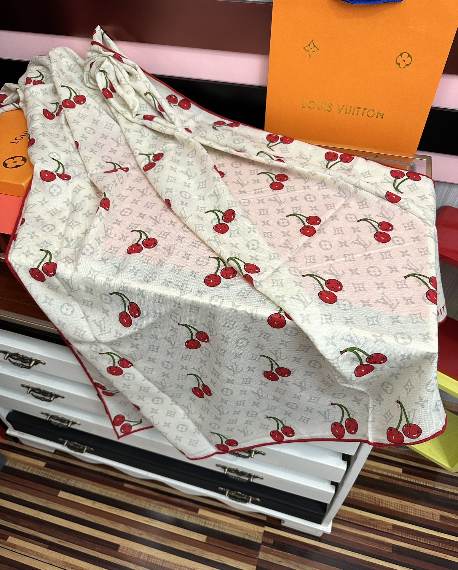 新款❤️LV 2025双面同色【樱桃🍒围巾】经典优雅[礼物]~气质到骨子里[色]新一季的面料超高级，真心