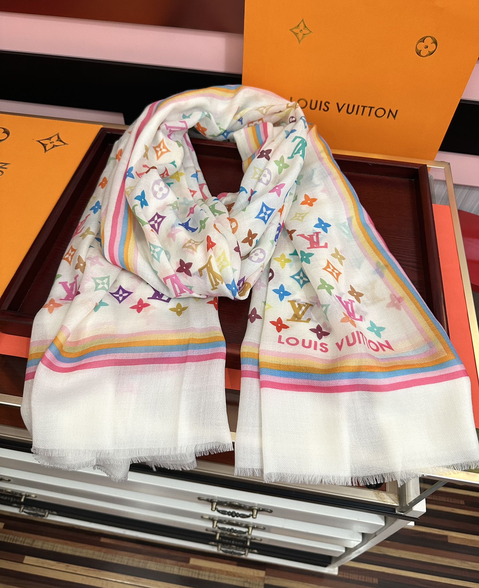 。上新 L 家 2025最新款[得意]真心赞👍【戒指绒长巾】😘💍实物真心美 🎀披肩配以印花💓💃🏻无论设计