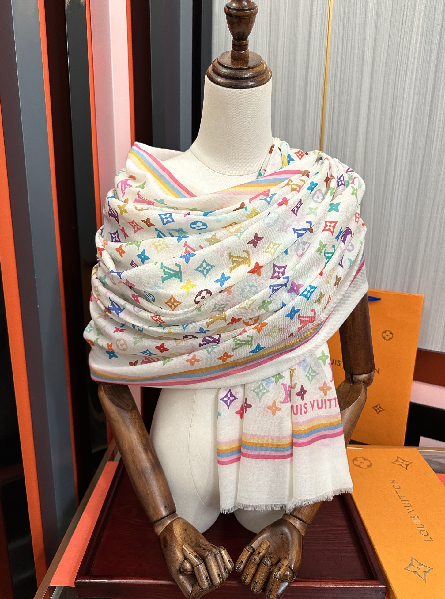 。上新 L 家 2025最新款[得意]真心赞👍【戒指绒长巾】😘💍实物真心美 🎀披肩配以印花💓💃🏻无论设计