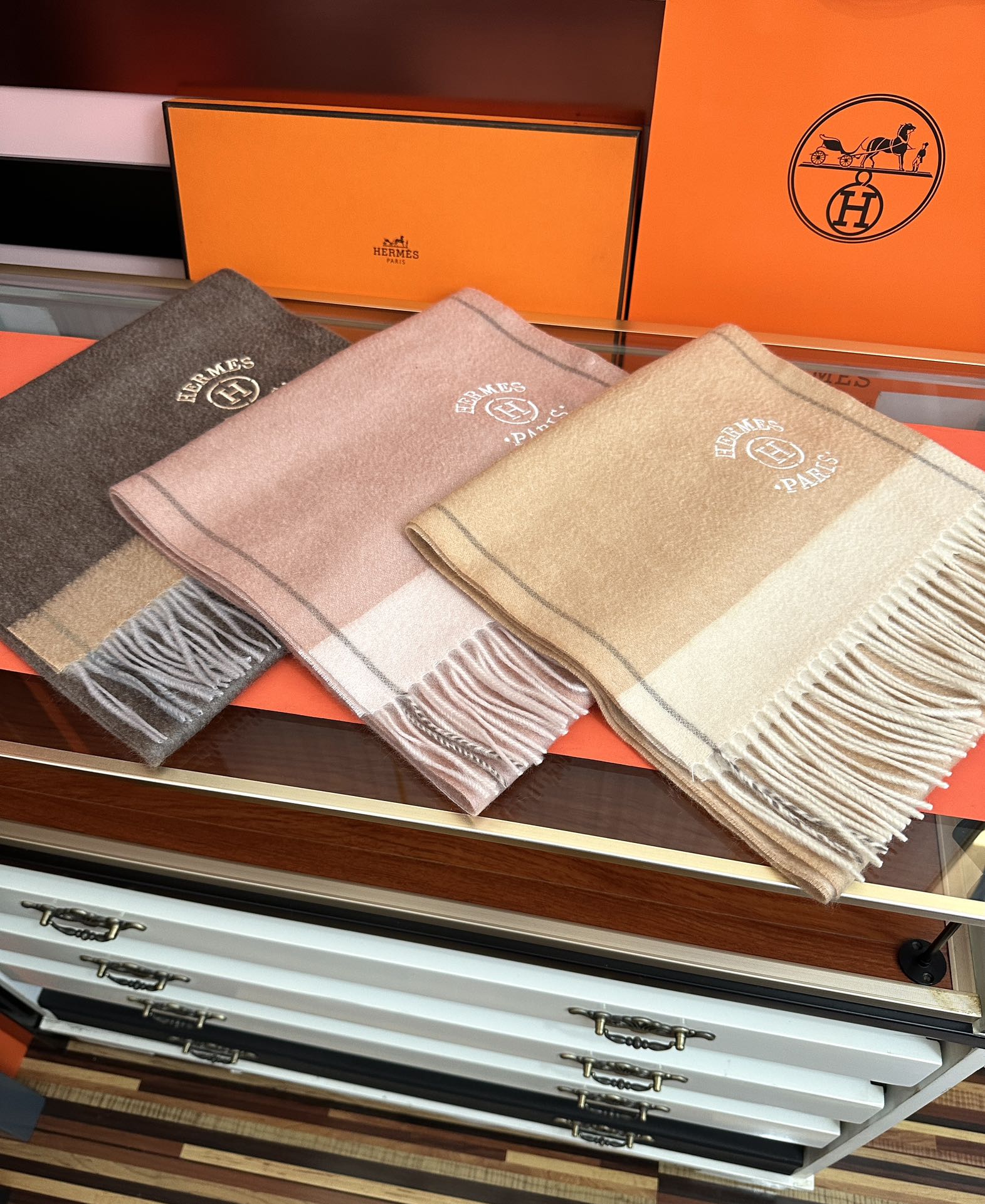 上新。 85%山羊绒 爱马仕[爱心]采用内蒙古山羊绒，2025最新款男女通用情侣款👫重磅推荐💥 经典的格