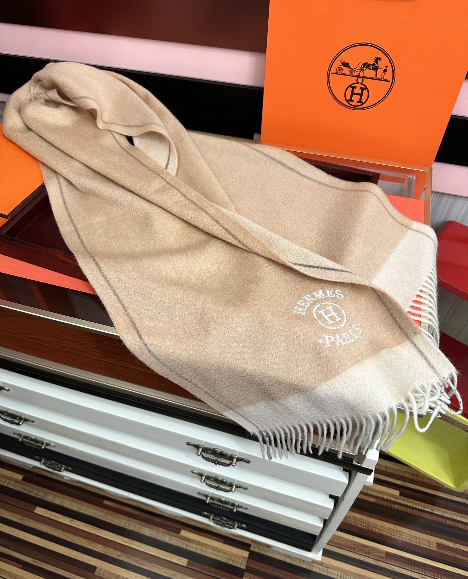 上新。 85%山羊绒 爱马仕[爱心]采用内蒙古山羊绒，2025最新款男女通用情侣款👫重磅推荐💥 经典的格