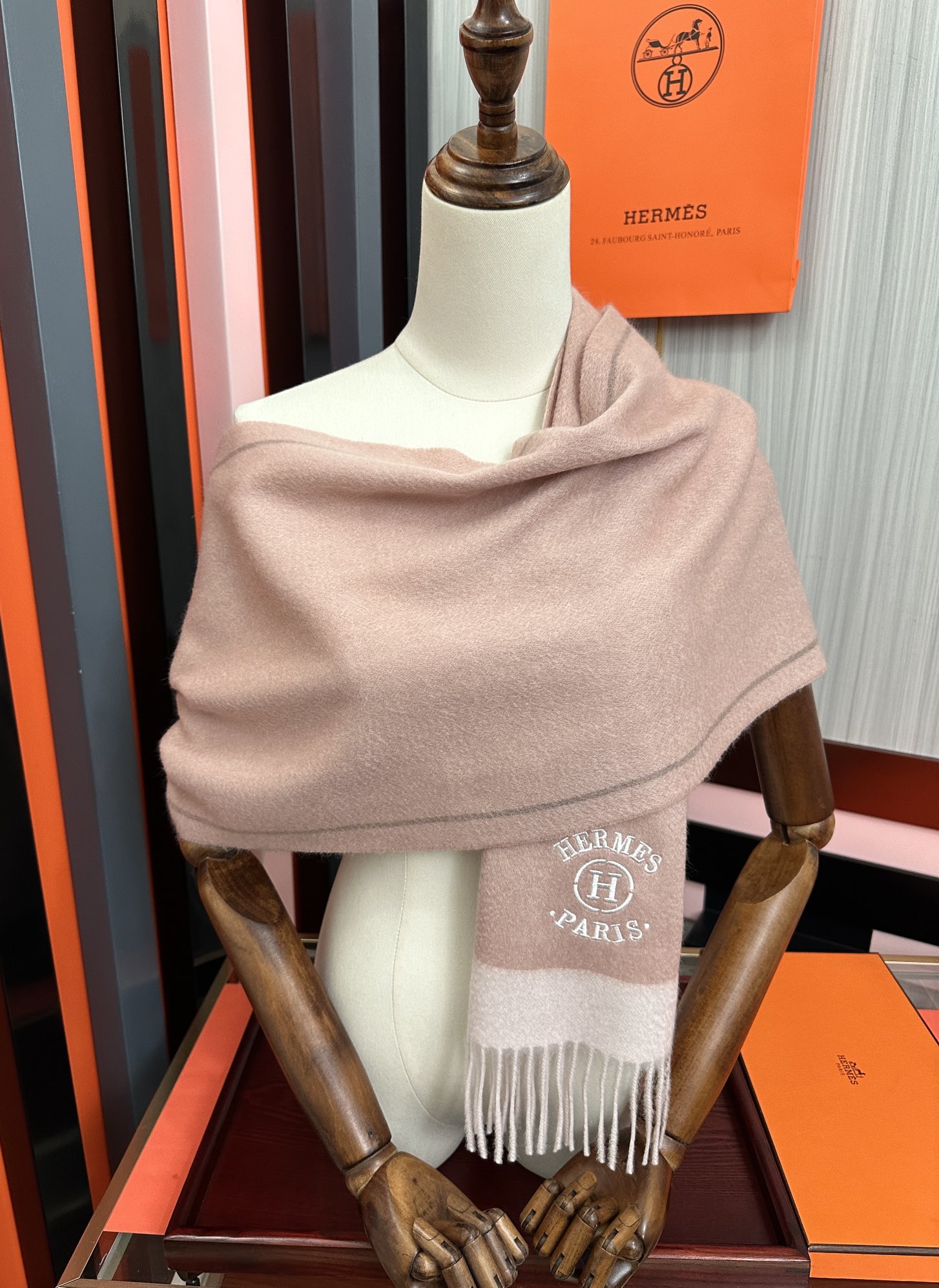 上新。 85%山羊绒 爱马仕[爱心]采用内蒙古山羊绒，2025最新款男女通用情侣款👫重磅推荐💥 经典的格