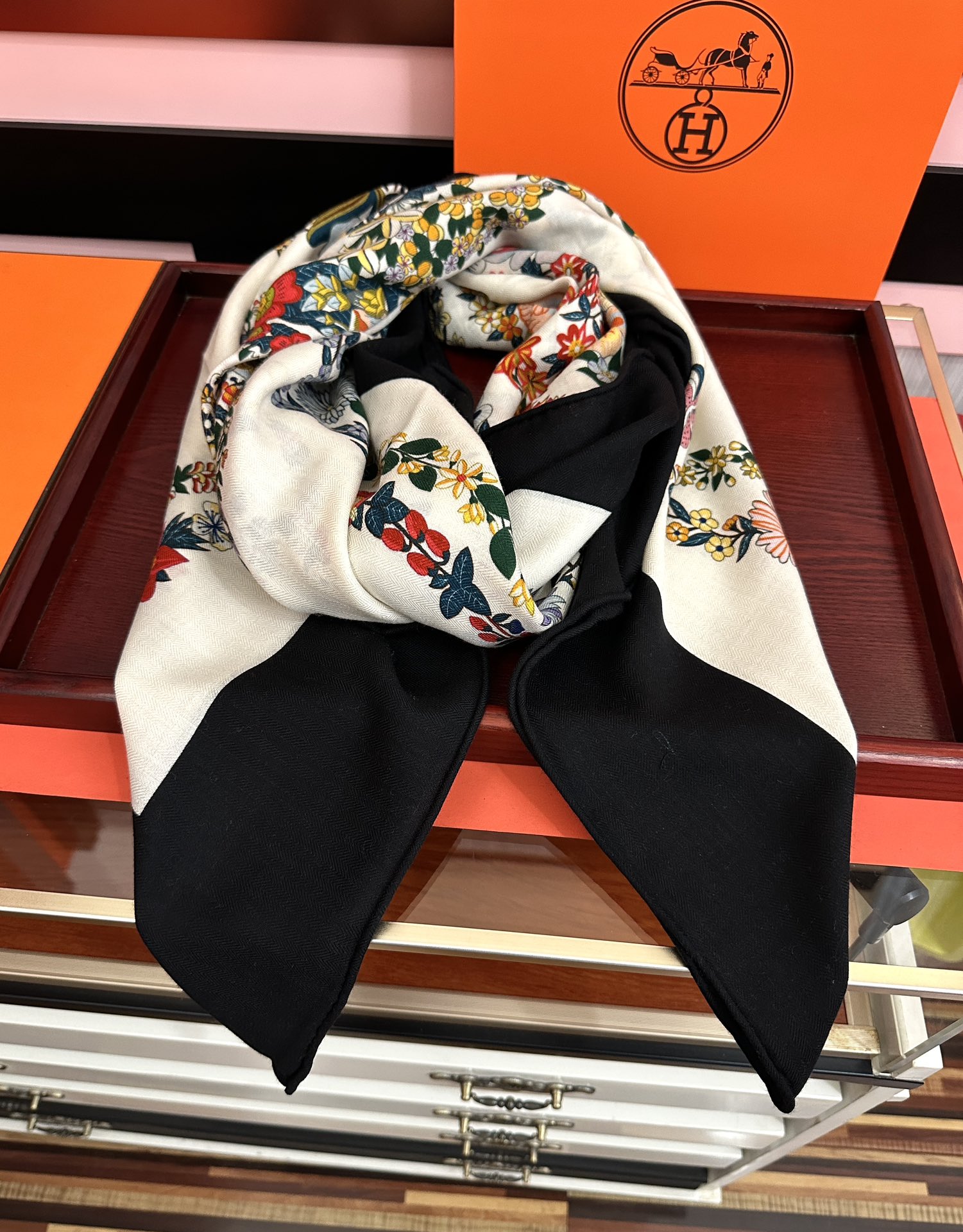 。 爱马仕 ZG同步[太阳]2025今年的新款，我就不推荐了回头分享一下部分复刻款的老款信息资料供大家参