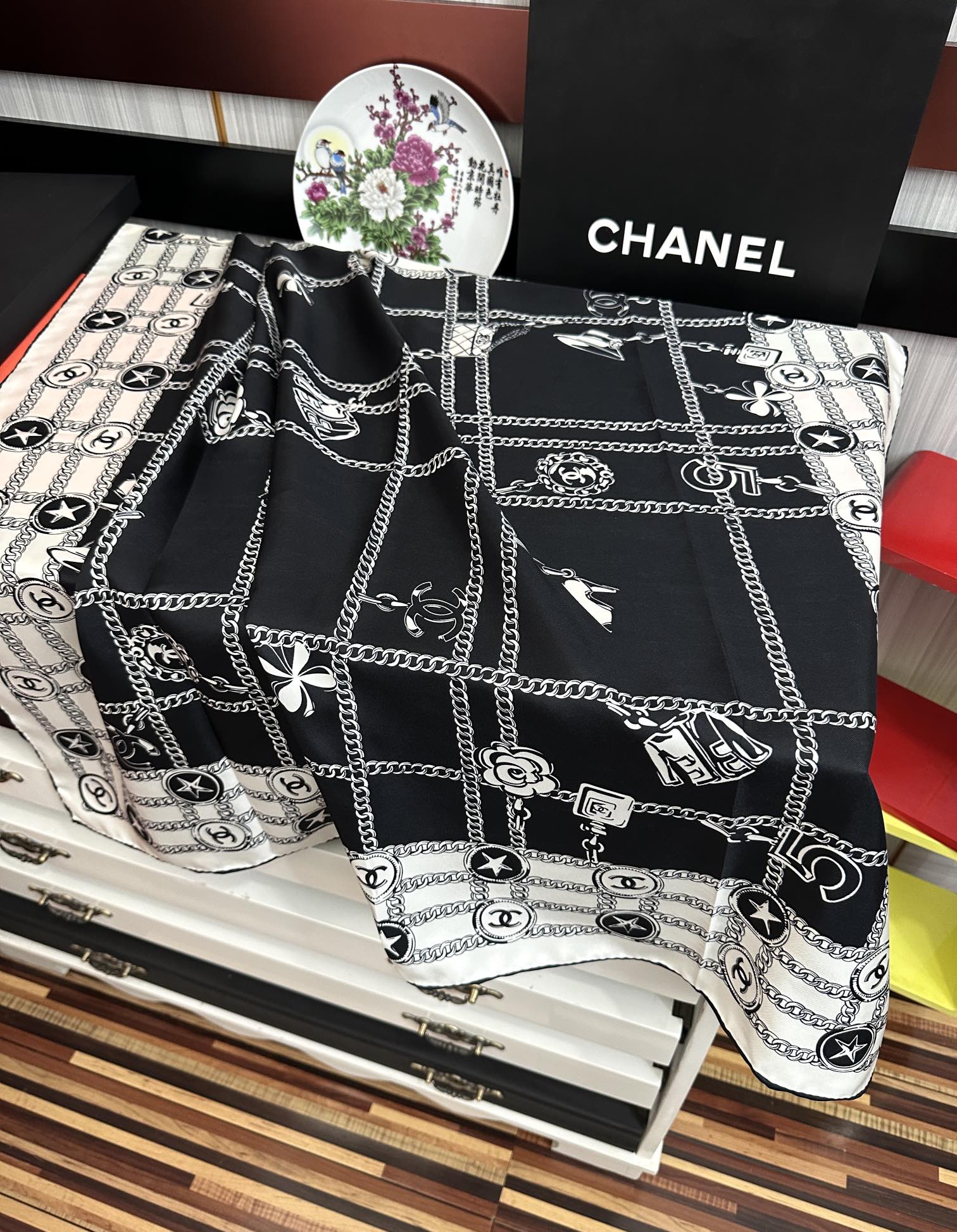 。双面同色 香奈儿18姆米 高版本👍2025春夏新款[庆祝]香奶奶永远都是比较经典[發]围上秒变高级女神