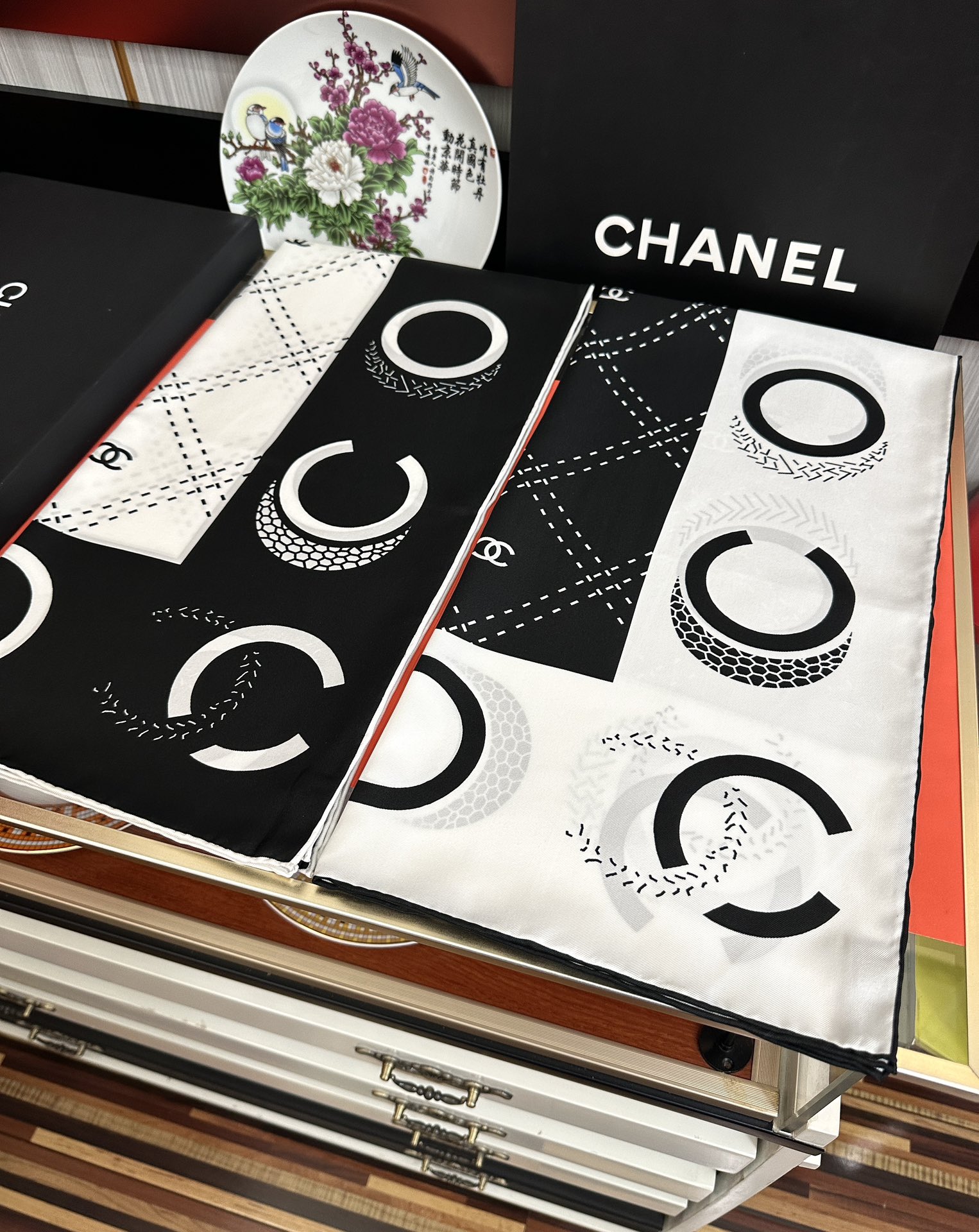 。香奈儿 官网同步 精致手工卷边[得意]极具品牌特色的涂鸦签名暗纹提花+简洁的COCO字母元素印花[庆祝