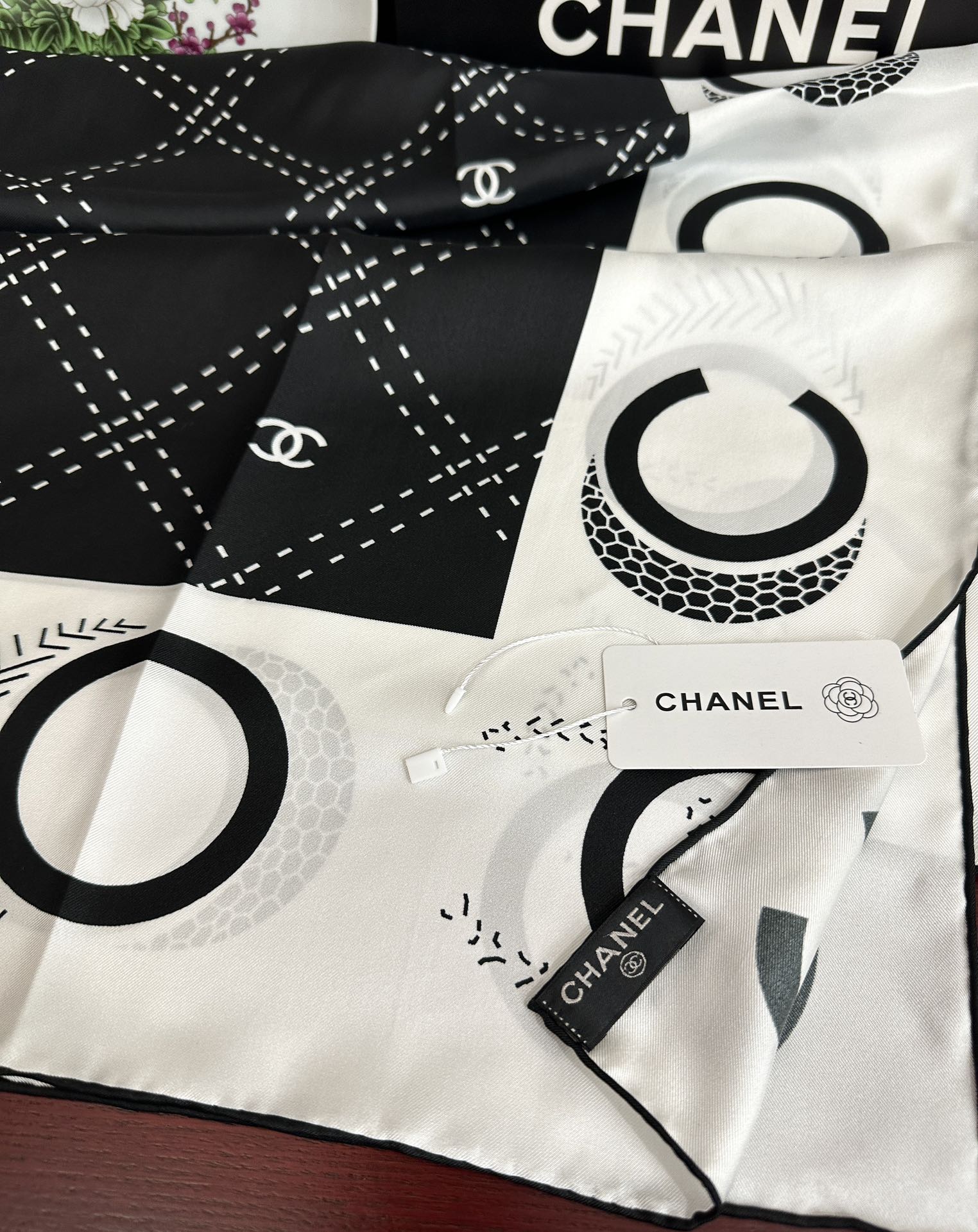 。香奈儿 官网同步 精致手工卷边[得意]极具品牌特色的涂鸦签名暗纹提花+简洁的COCO字母元素印花[庆祝