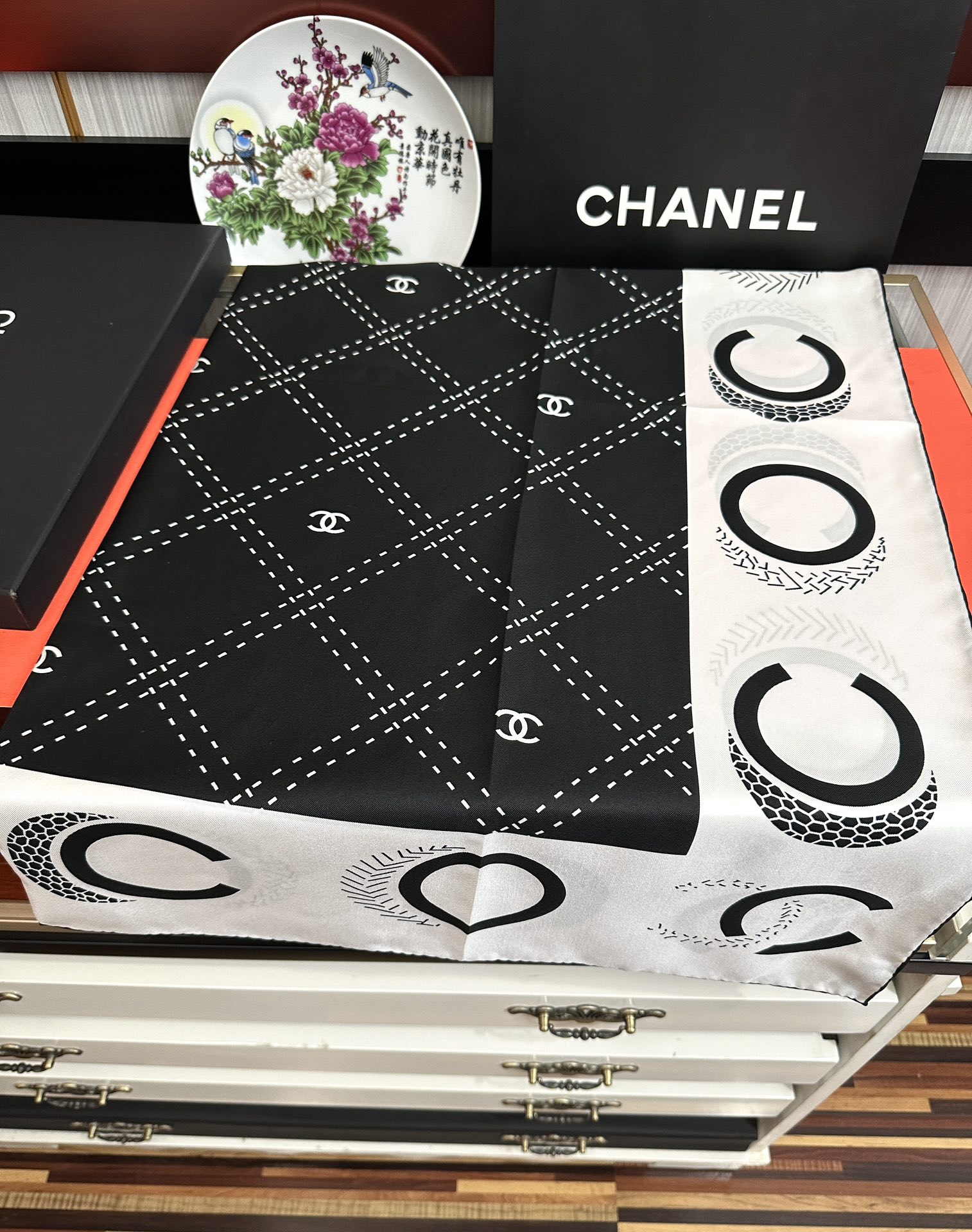 。香奈儿 官网同步 精致手工卷边[得意]极具品牌特色的涂鸦签名暗纹提花+简洁的COCO字母元素印花[庆祝
