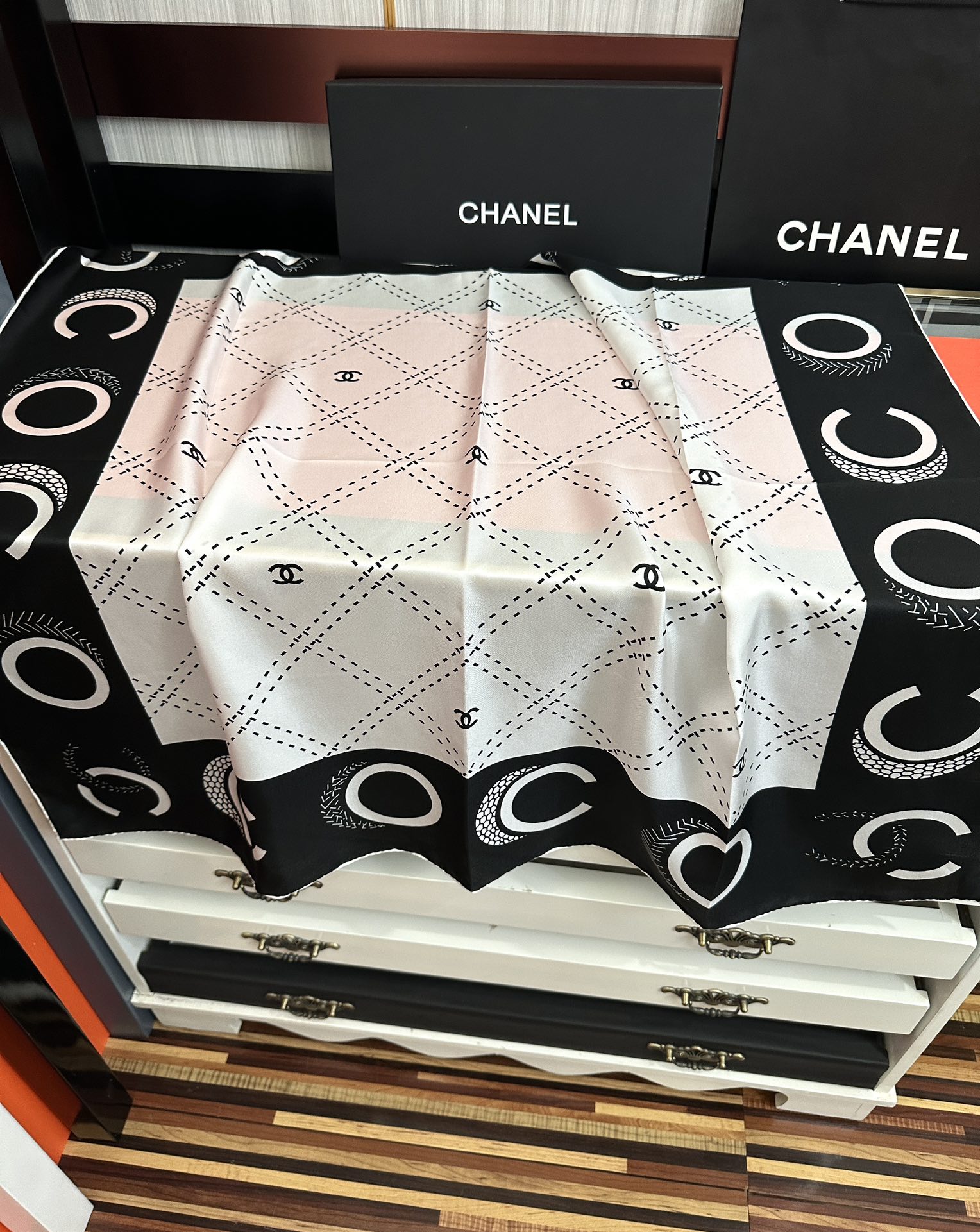 。香奈儿 官网同步 精致手工卷边[得意]极具品牌特色的涂鸦签名暗纹提花+简洁的COCO字母元素印花[庆祝