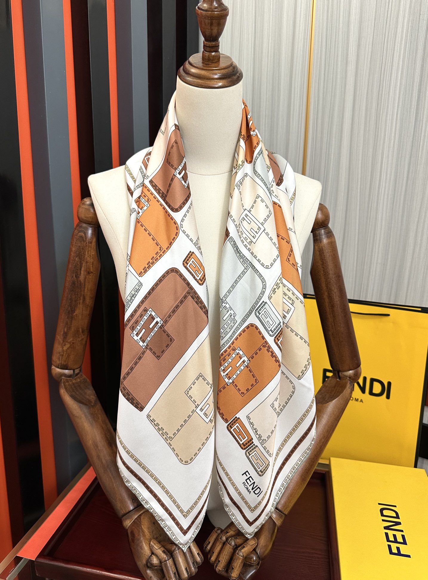 。高版本FENDI[庆祝]2025本年度最好看的丝巾没有之一了👍满身印有不同尺寸的米色和棕色标志性F B