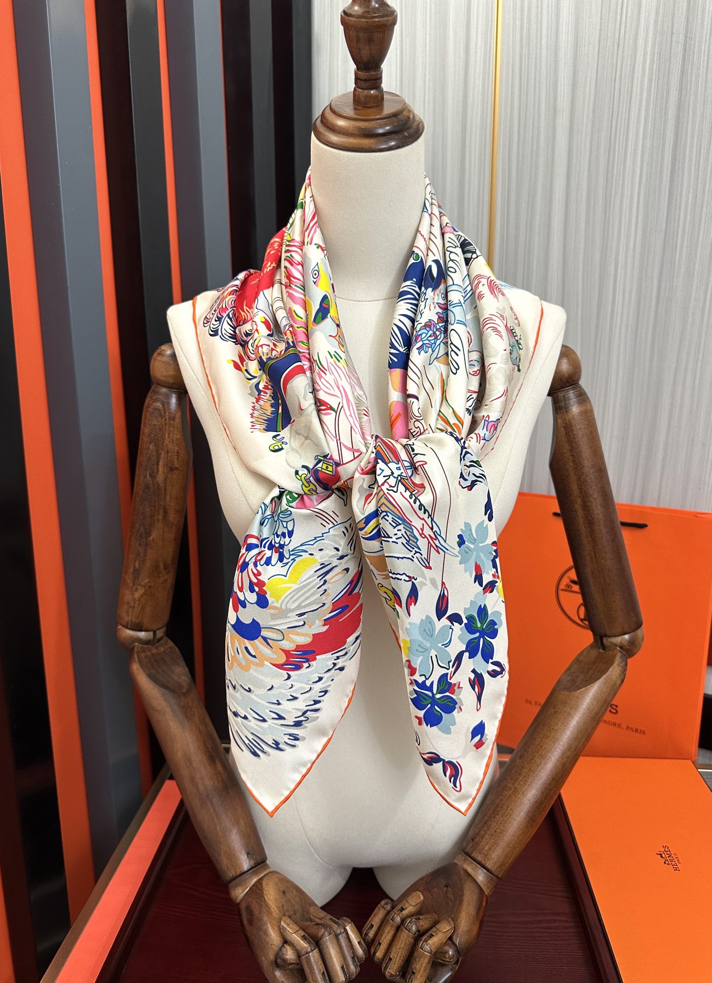 。高版本 爱马仕 官网同步【埃米尔奇幻之夜 】设计师：Virginie 夜幕降临在圣奥诺雷街（rue d