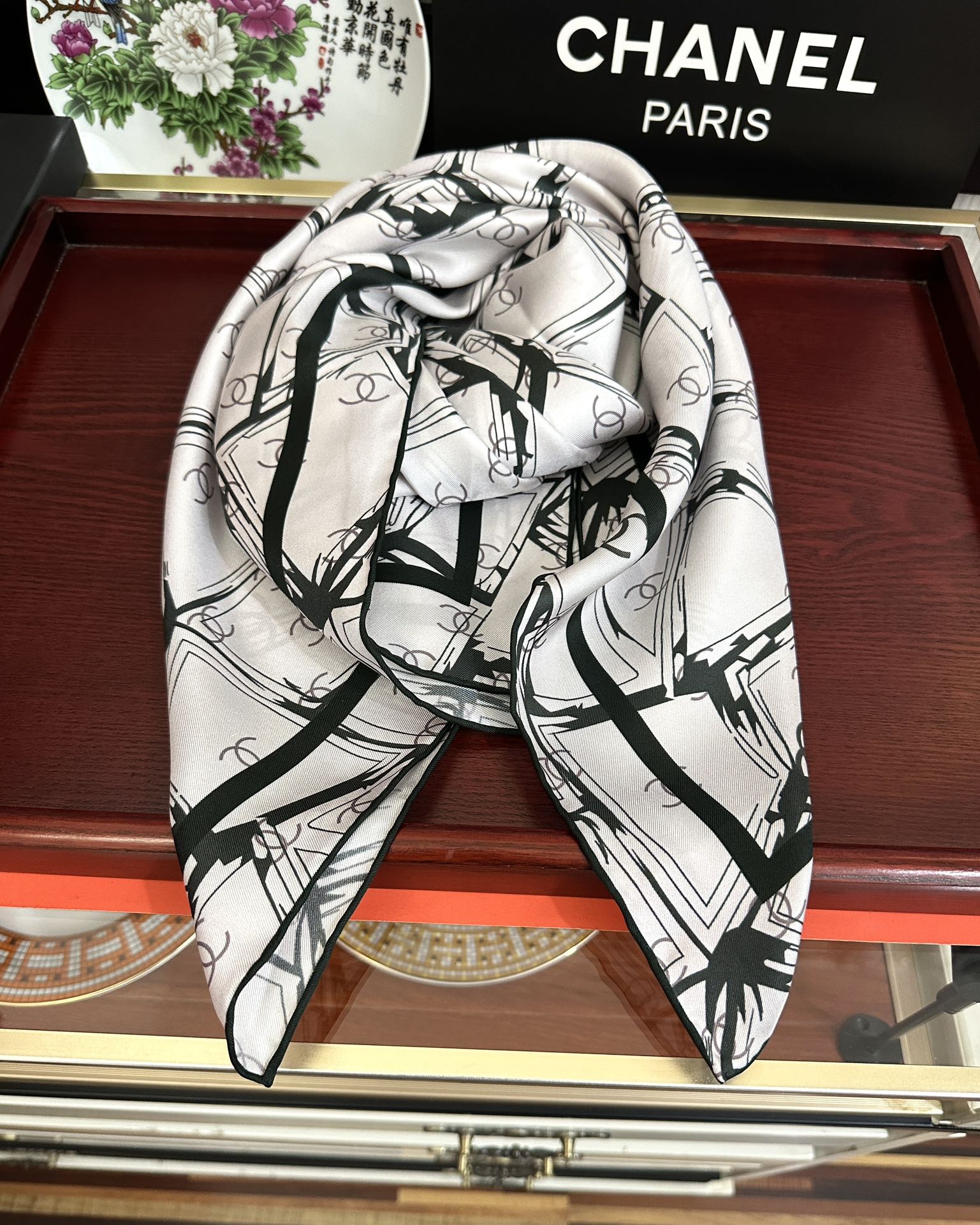 新款。香奈儿 官网同步 精致手工卷边[得意]极具品牌特色的涂鸦签名暗纹提花+简洁的COCO字母元素印花[