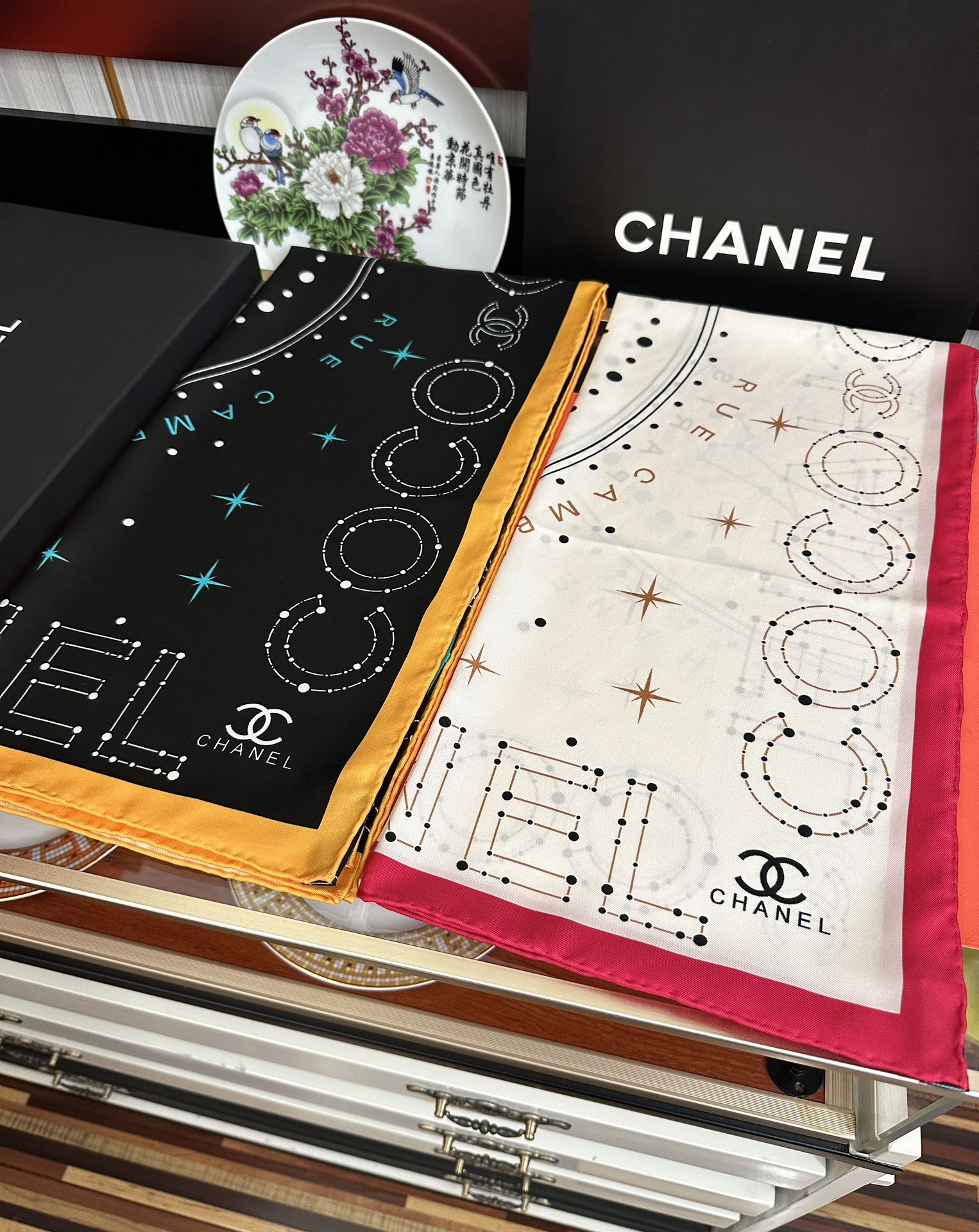 ❤️新款 香奈儿 •2025 《星座方巾》真丝斜纹绸 精致手工卷边质感高级[呲牙]触感柔滑[庆祝]将星座