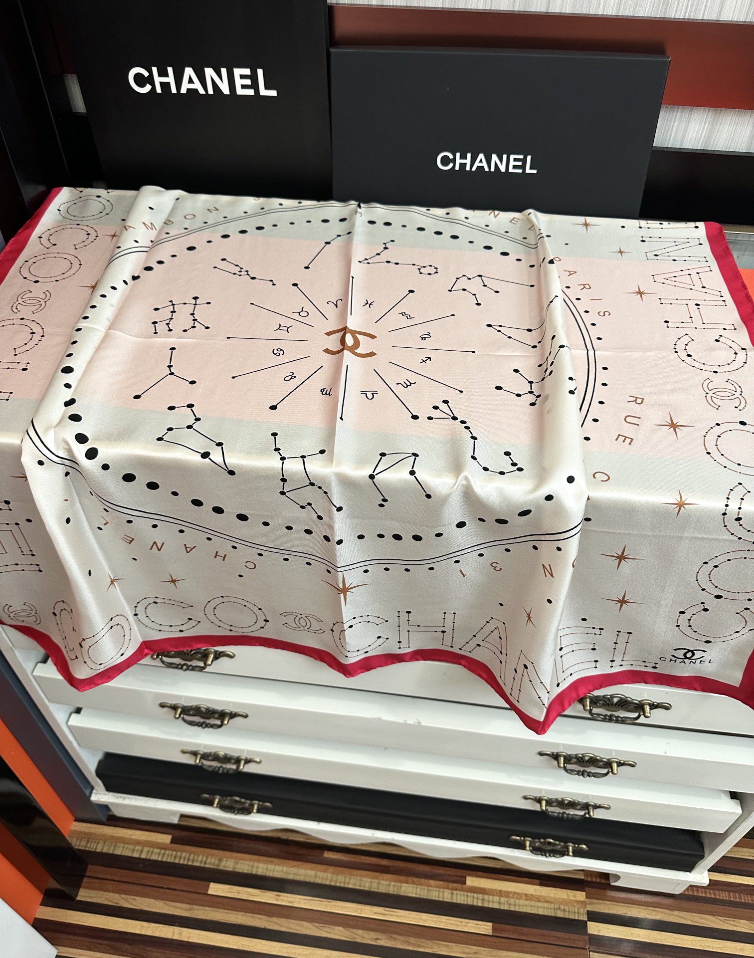 ❤️新款 香奈儿 •2025 《星座方巾》真丝斜纹绸 精致手工卷边质感高级[呲牙]触感柔滑[庆祝]将星座