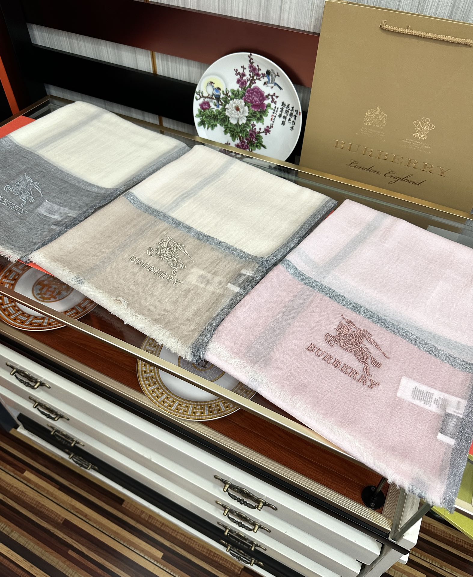 上新。2010 巴宝莉👍重磅推荐🎀太美了👓火爆N年的格子，人人都喜欢💕时潮人都有好几条巴家围巾放在衣橱，