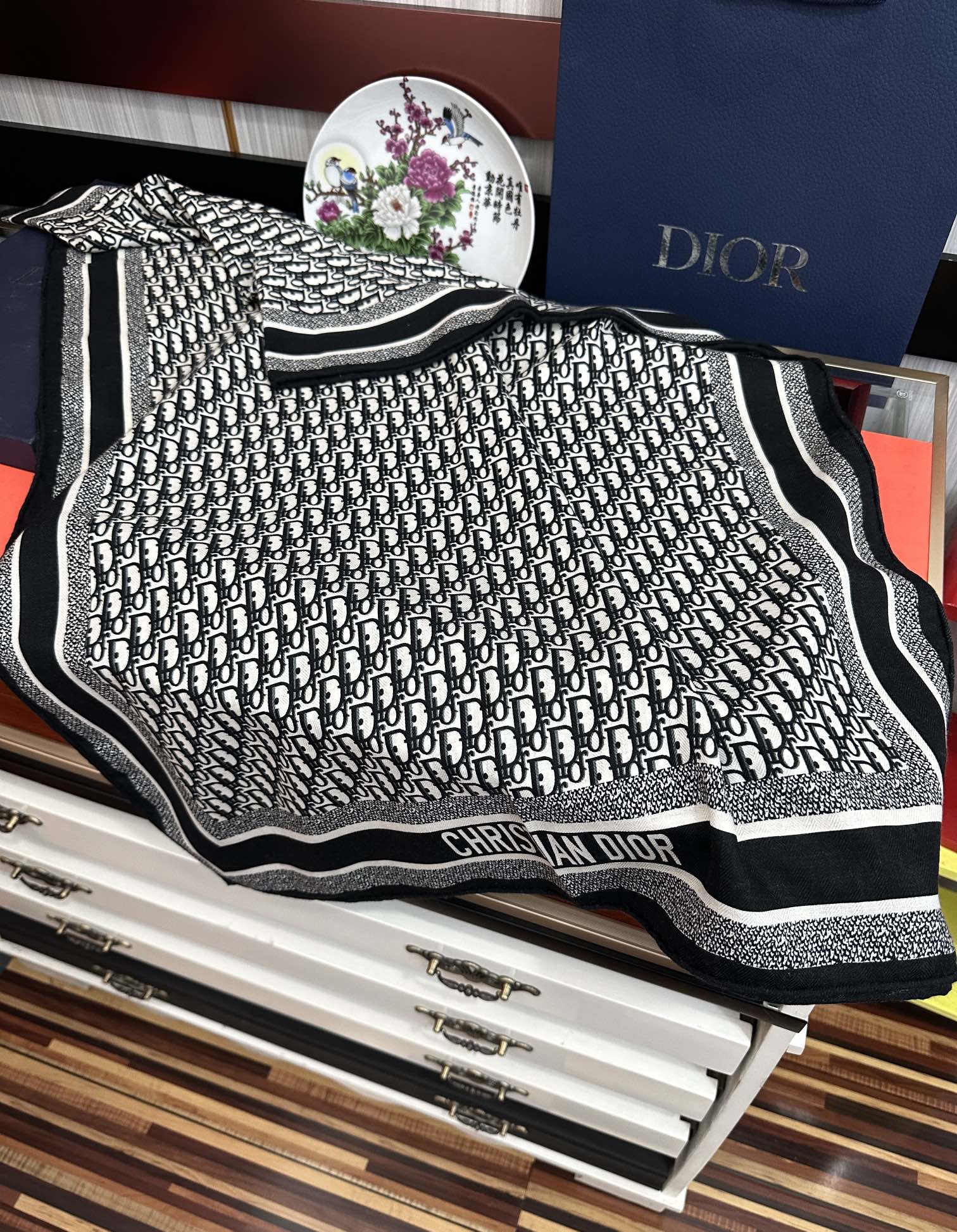 新款迪奥。2010双面同色【D字母】太美了[吃瓜]下手一定要快[嘴唇]四季都可以用[勾引]真心美的让人非