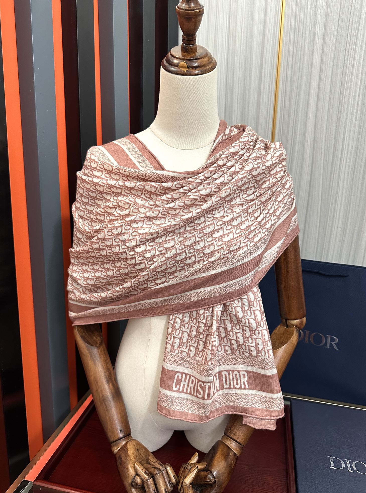 新款迪奥。2010双面同色【D字母】太美了[吃瓜]下手一定要快[嘴唇]四季都可以用[勾引]真心美的让人非