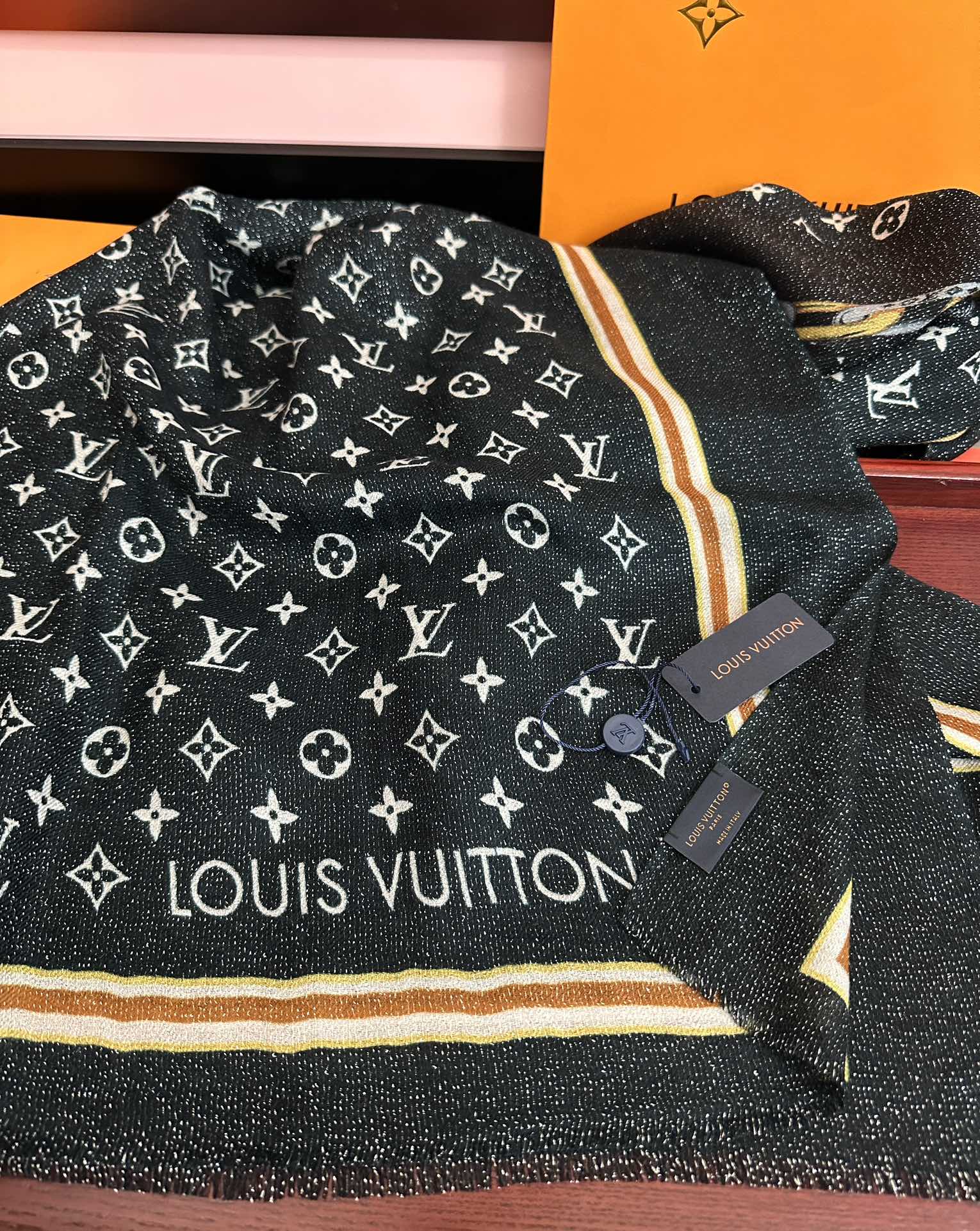 。上新Lv银丝2025 最新款[吃瓜]闪闪发光[咖啡]顶级设计太美了，真心赞👍【羊绒绒长巾】😘💍实物真心