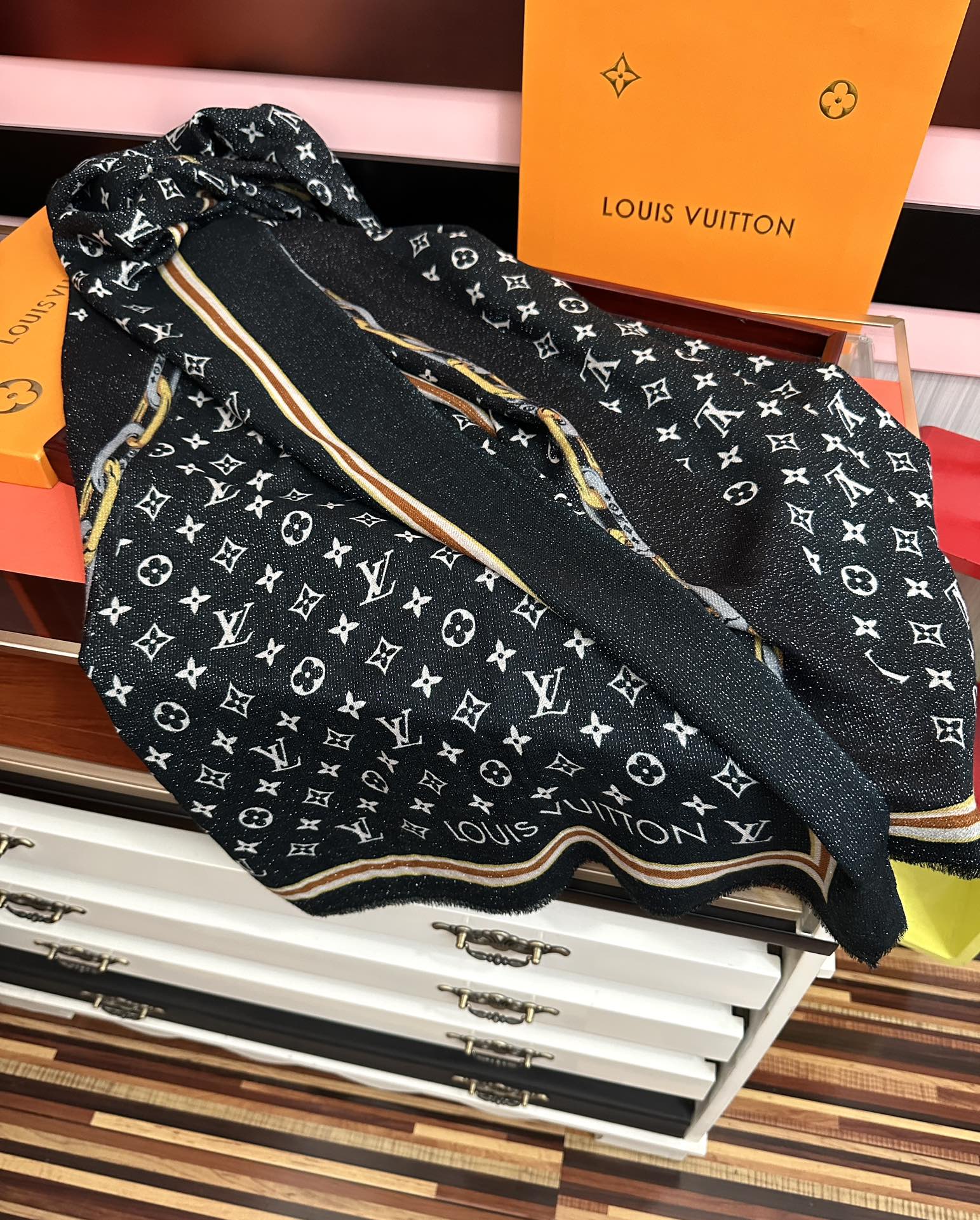 。上新Lv银丝2025 最新款[吃瓜]闪闪发光[咖啡]顶级设计太美了，真心赞👍【羊绒绒长巾】😘💍实物真心