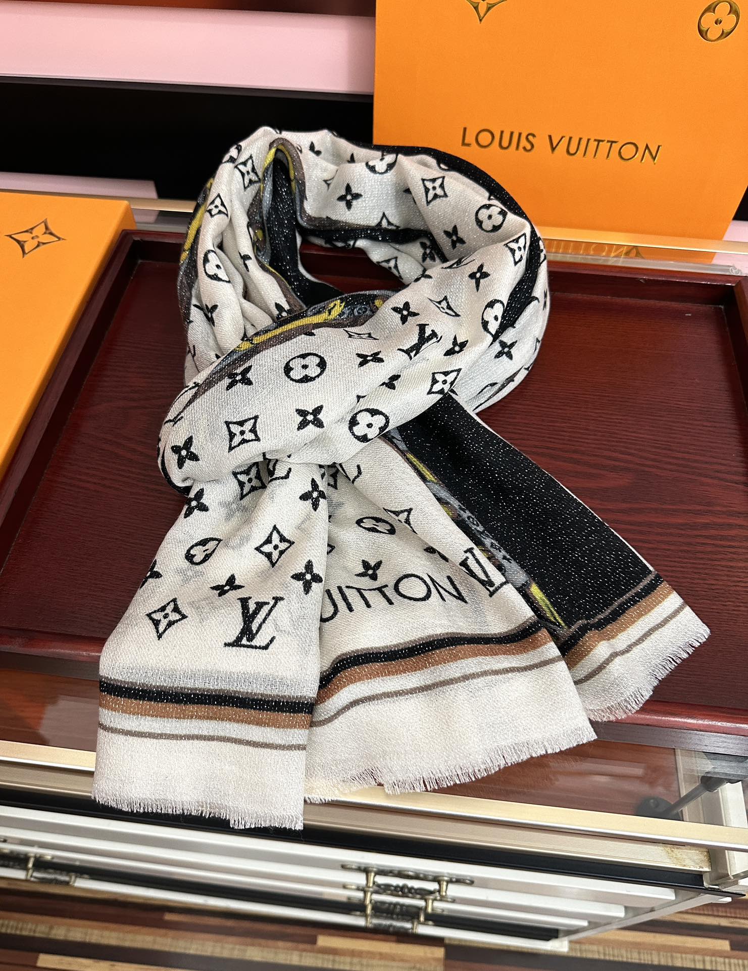 。上新Lv银丝2025 最新款[吃瓜]闪闪发光[咖啡]顶级设计太美了，真心赞👍【羊绒绒长巾】😘💍实物真心