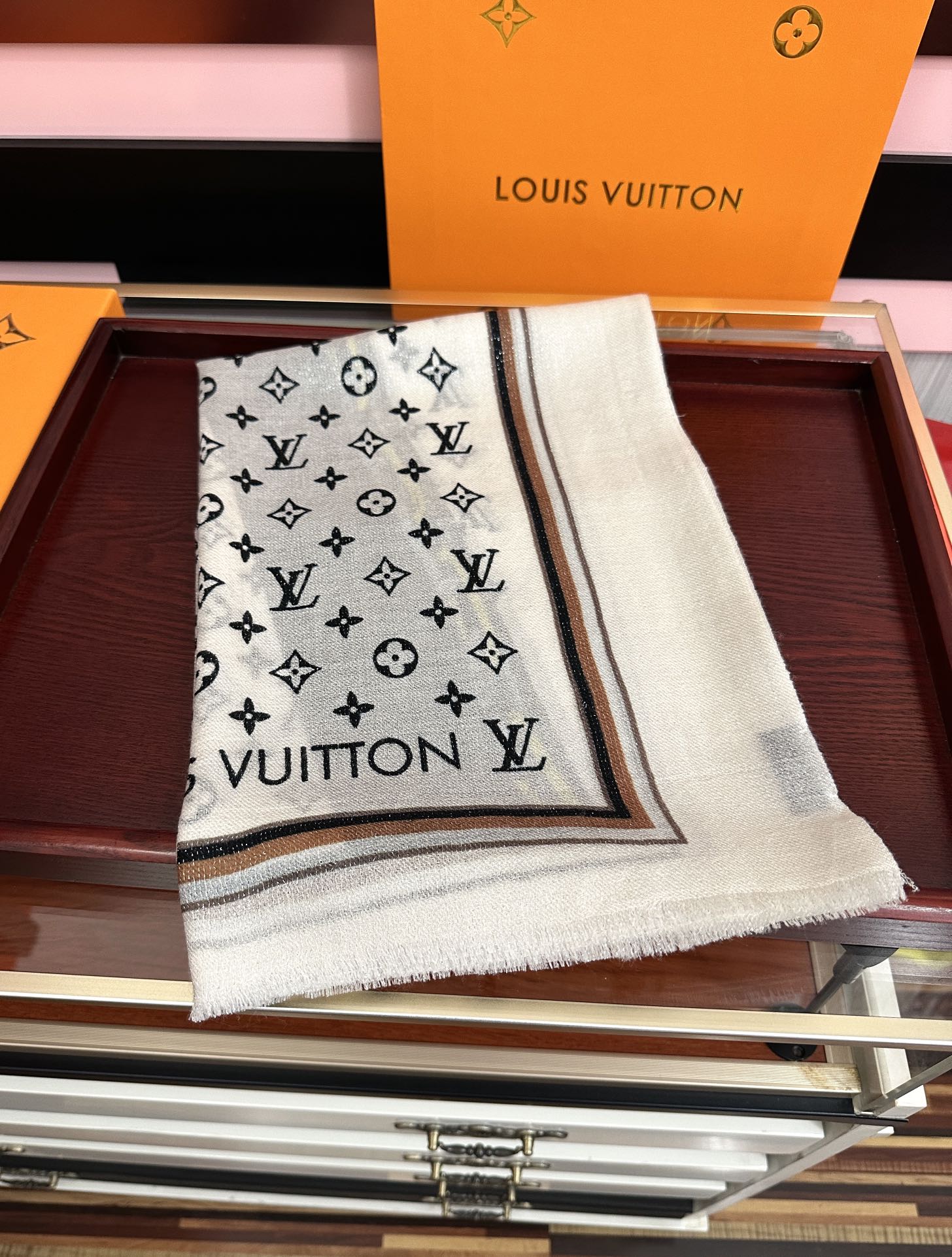 。上新Lv银丝2025 最新款[吃瓜]闪闪发光[咖啡]顶级设计太美了，真心赞👍【羊绒绒长巾】😘💍实物真心