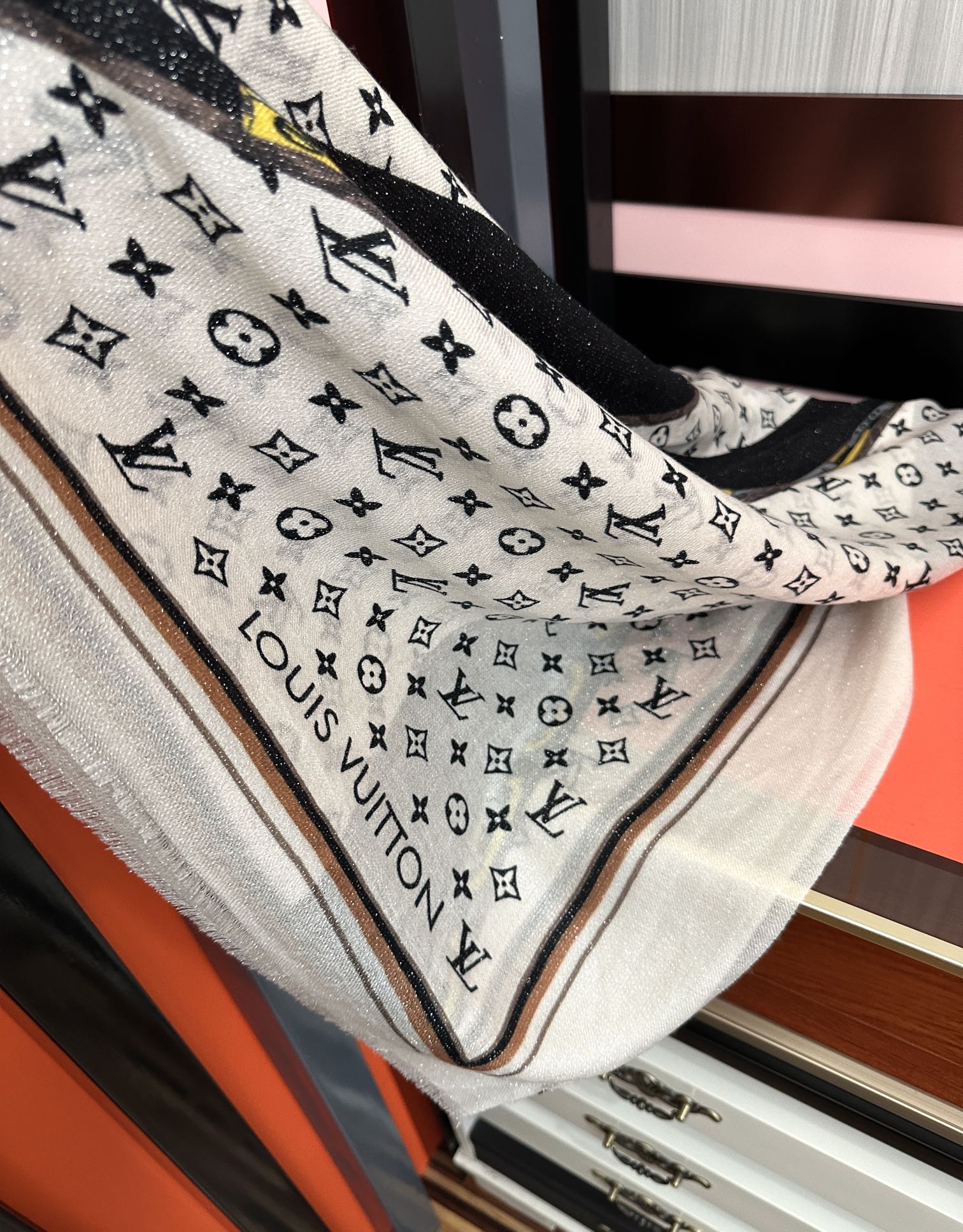 。上新Lv银丝2025 最新款[吃瓜]闪闪发光[咖啡]顶级设计太美了，真心赞👍【羊绒绒长巾】😘💍实物真心