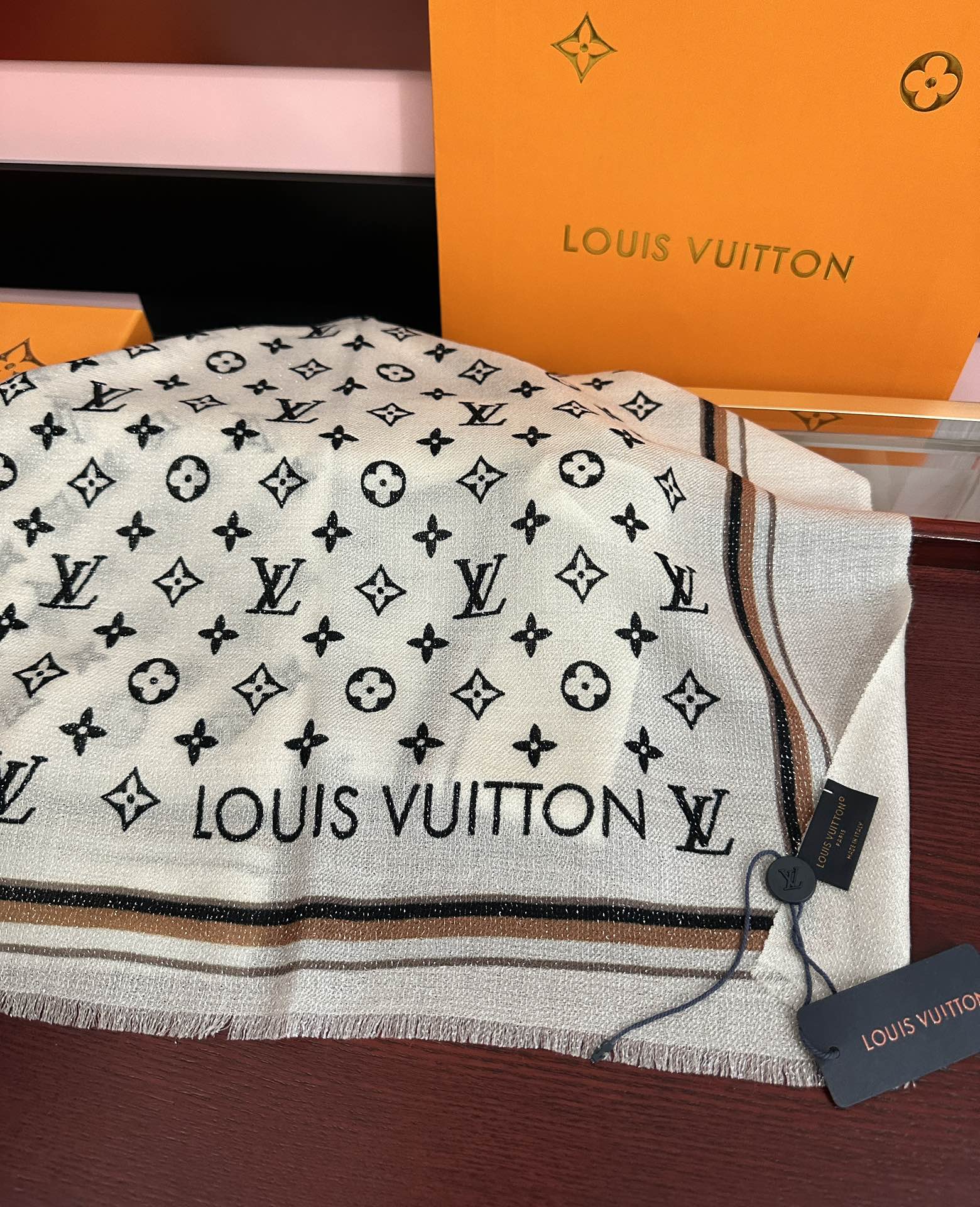 。上新Lv银丝2025 最新款[吃瓜]闪闪发光[咖啡]顶级设计太美了，真心赞👍【羊绒绒长巾】😘💍实物真心