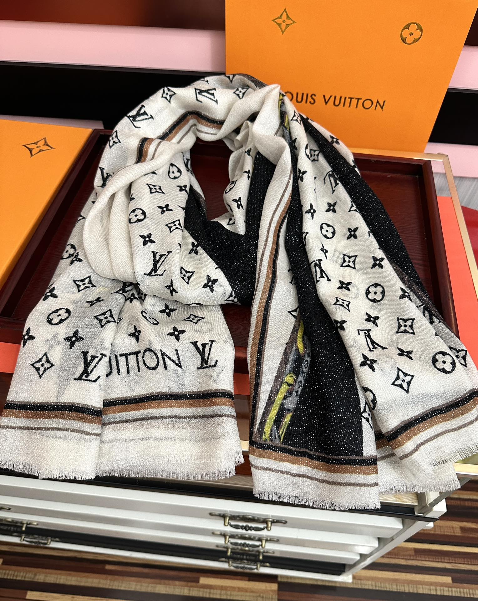 。上新Lv银丝2025 最新款[吃瓜]闪闪发光[咖啡]顶级设计太美了，真心赞👍【羊绒绒长巾】😘💍实物真心