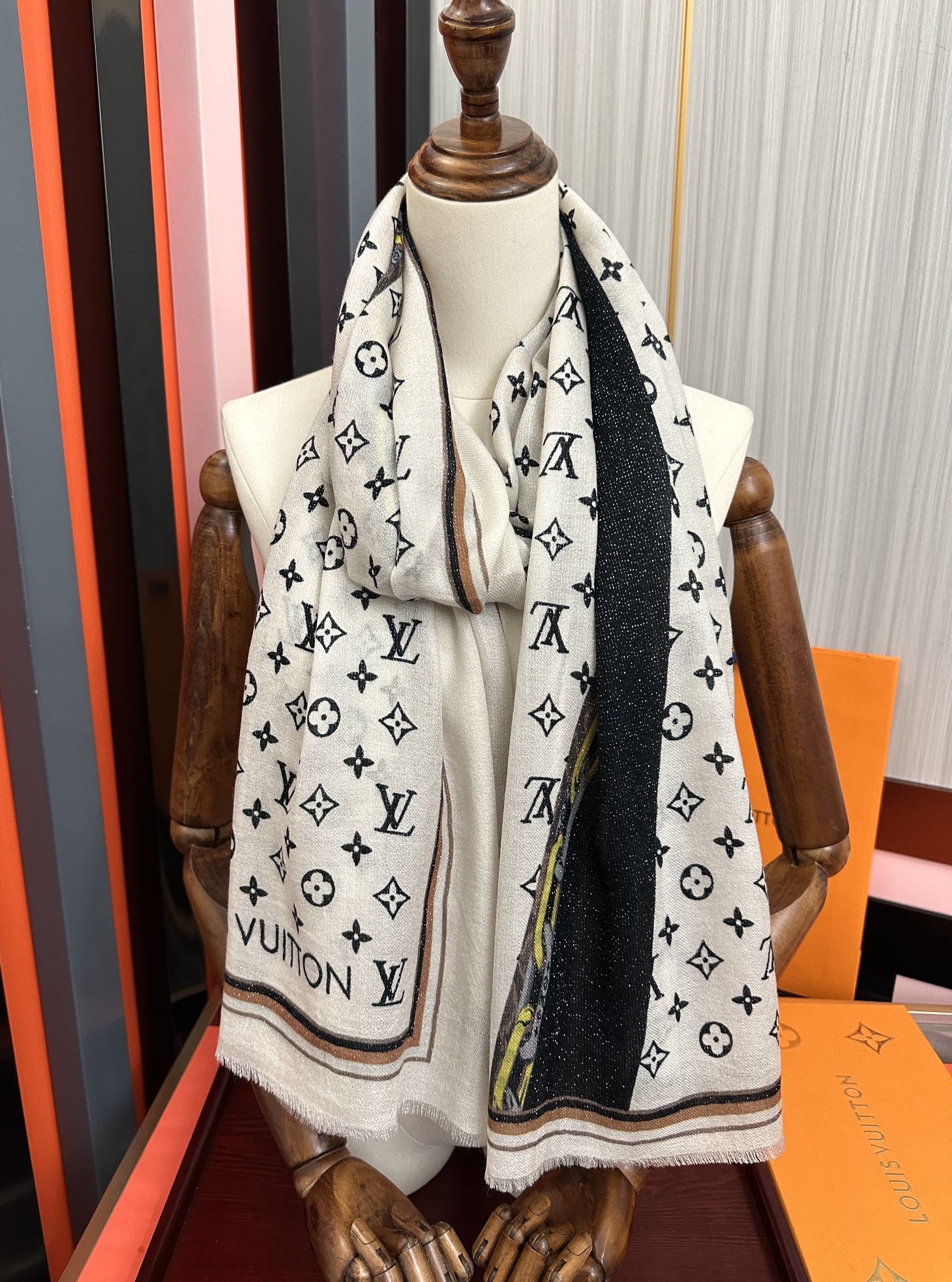 。上新Lv银丝2025 最新款[吃瓜]闪闪发光[咖啡]顶级设计太美了，真心赞👍【羊绒绒长巾】😘💍实物真心