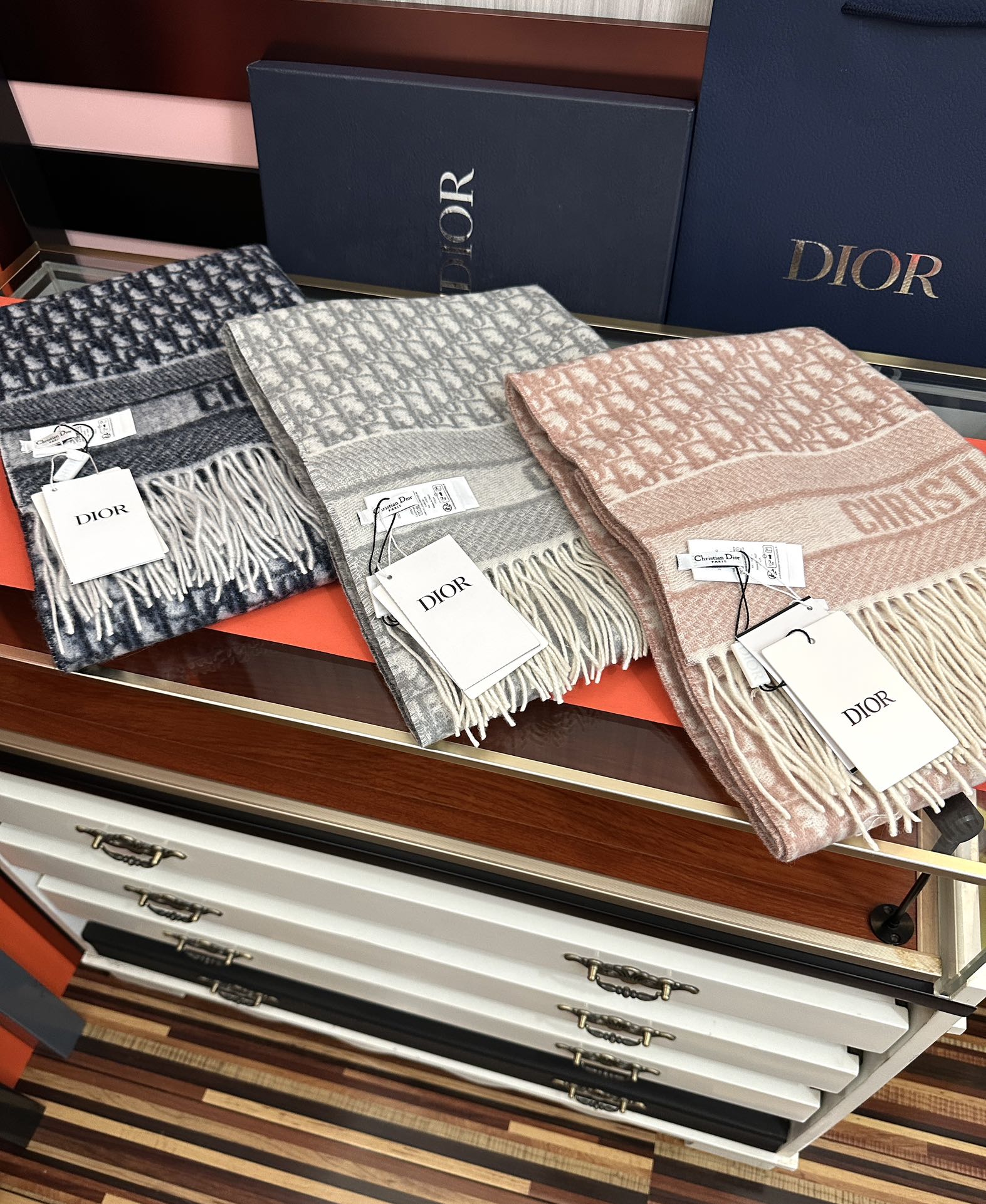 。高版本 好质量（迪奥）最新款 ·[庆祝]这款 Oblique 印花围巾重新诠释 Dior 经典标识[得