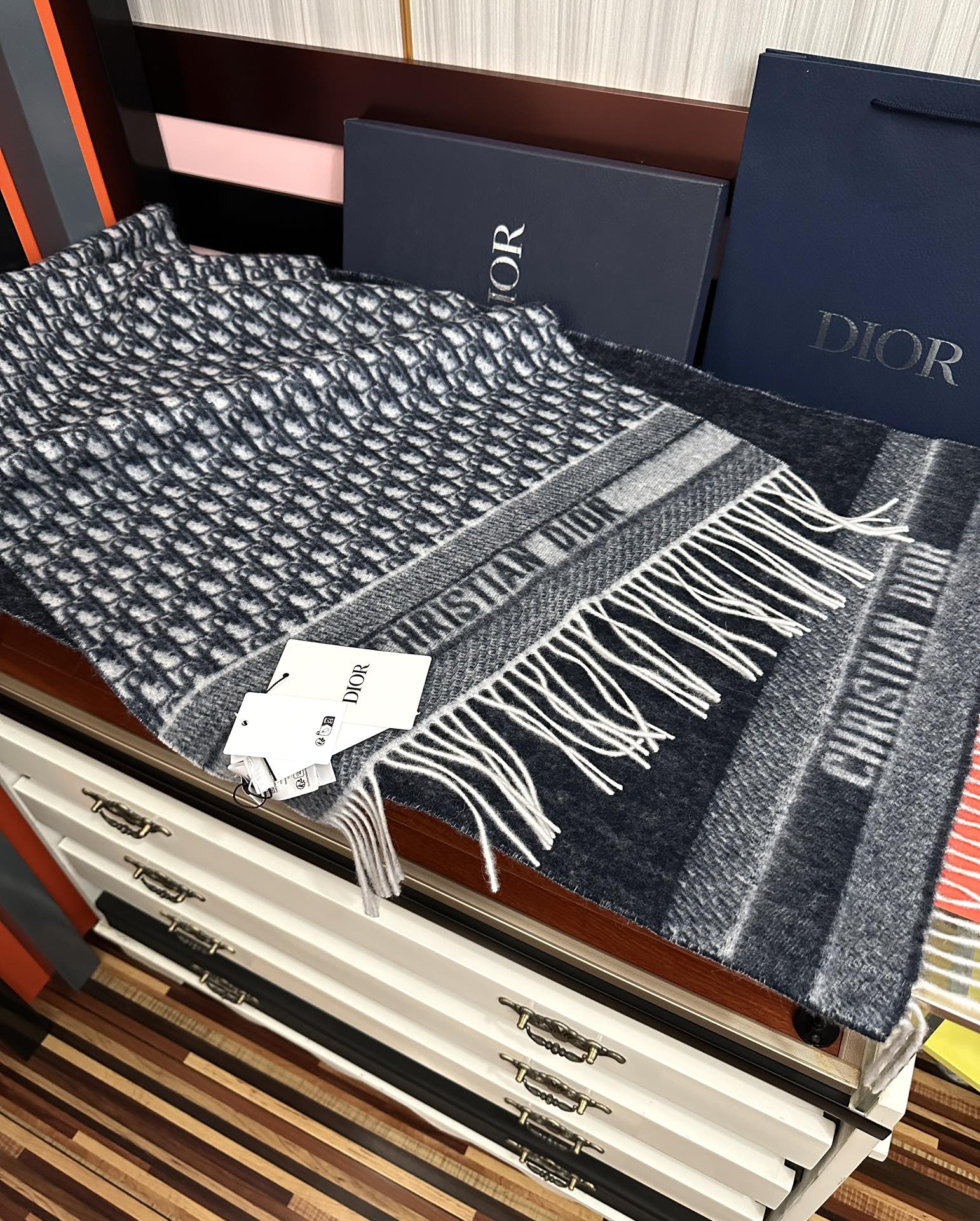 。高版本 好质量（迪奥）最新款 ·[庆祝]这款 Oblique 印花围巾重新诠释 Dior 经典标识[得