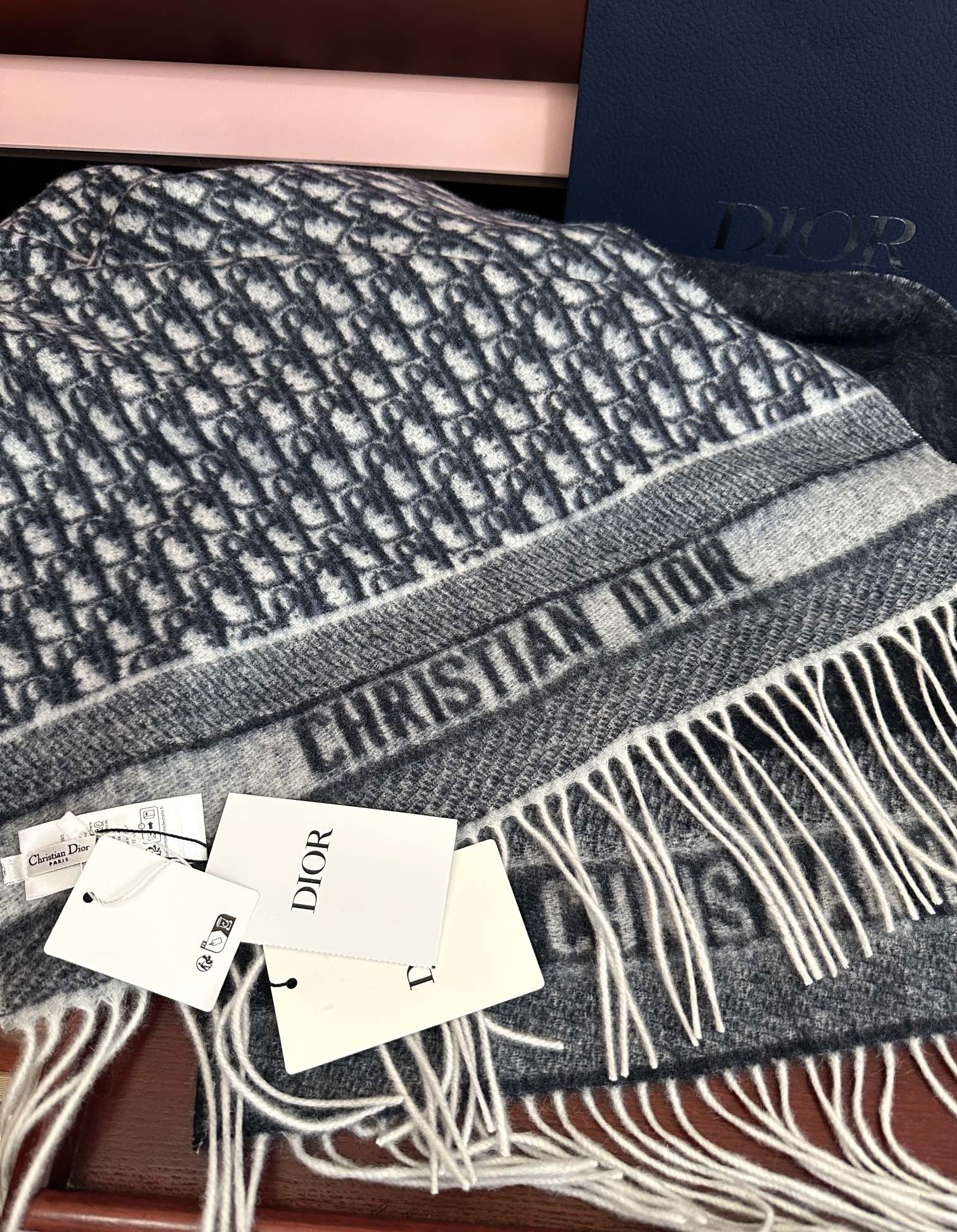 。高版本 好质量（迪奥）最新款 ·[庆祝]这款 Oblique 印花围巾重新诠释 Dior 经典标识[得