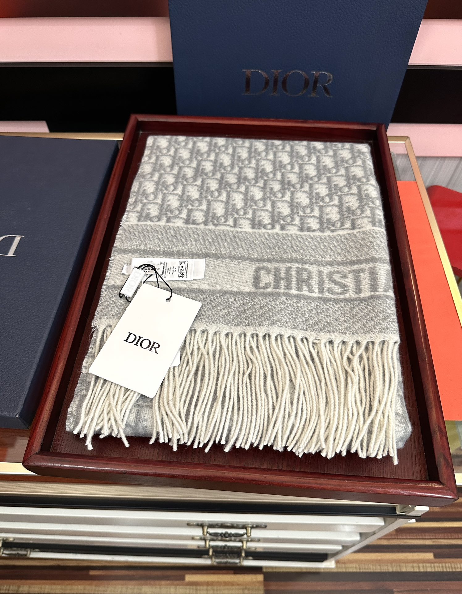 。高版本 好质量（迪奥）最新款 ·[庆祝]这款 Oblique 印花围巾重新诠释 Dior 经典标识[得